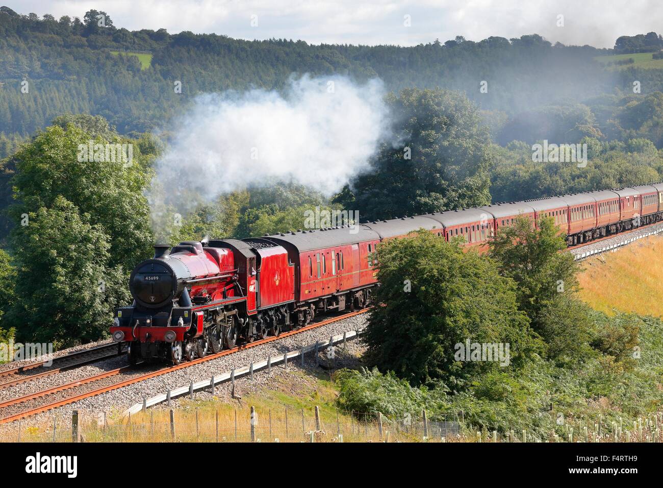 Locomotiva a vapore LMS Giubileo 45699 Classe Galatea sulla arrivino a Carlisle linea ferroviaria vicino Lazonby, Eden Valley, Cumbria, Regno Unito. Foto Stock