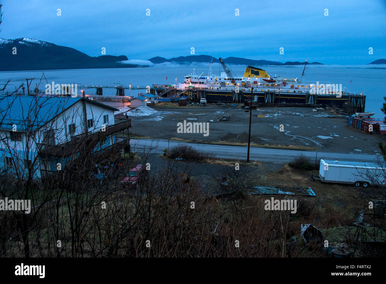 Passaggio interno, STATI UNITI D'AMERICA, Alaska, membro traghetto ferry, nave, sera Foto Stock