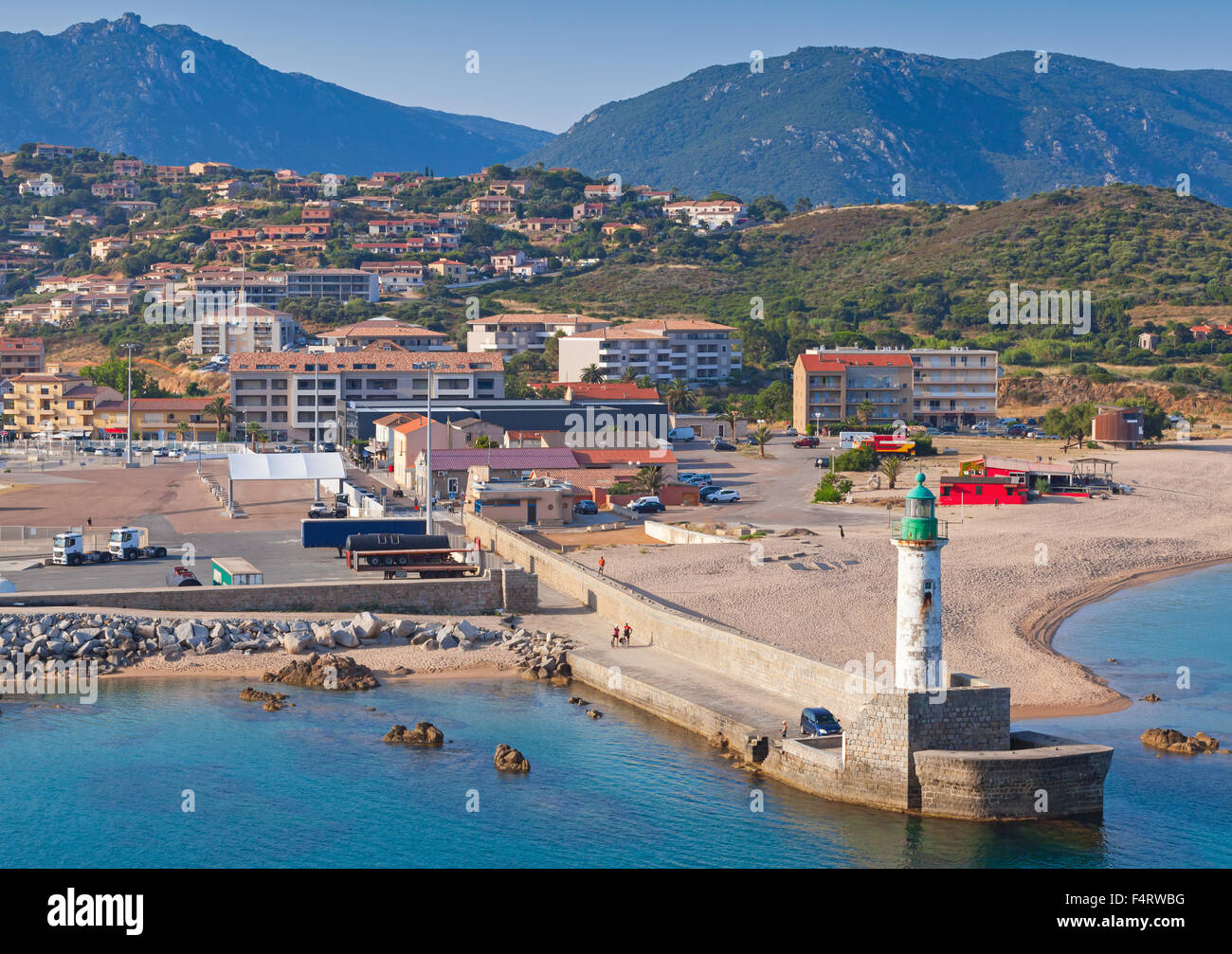 Bianco torre faro nel Porto di Propriano, regione a sud della Corsica, Francia Foto Stock