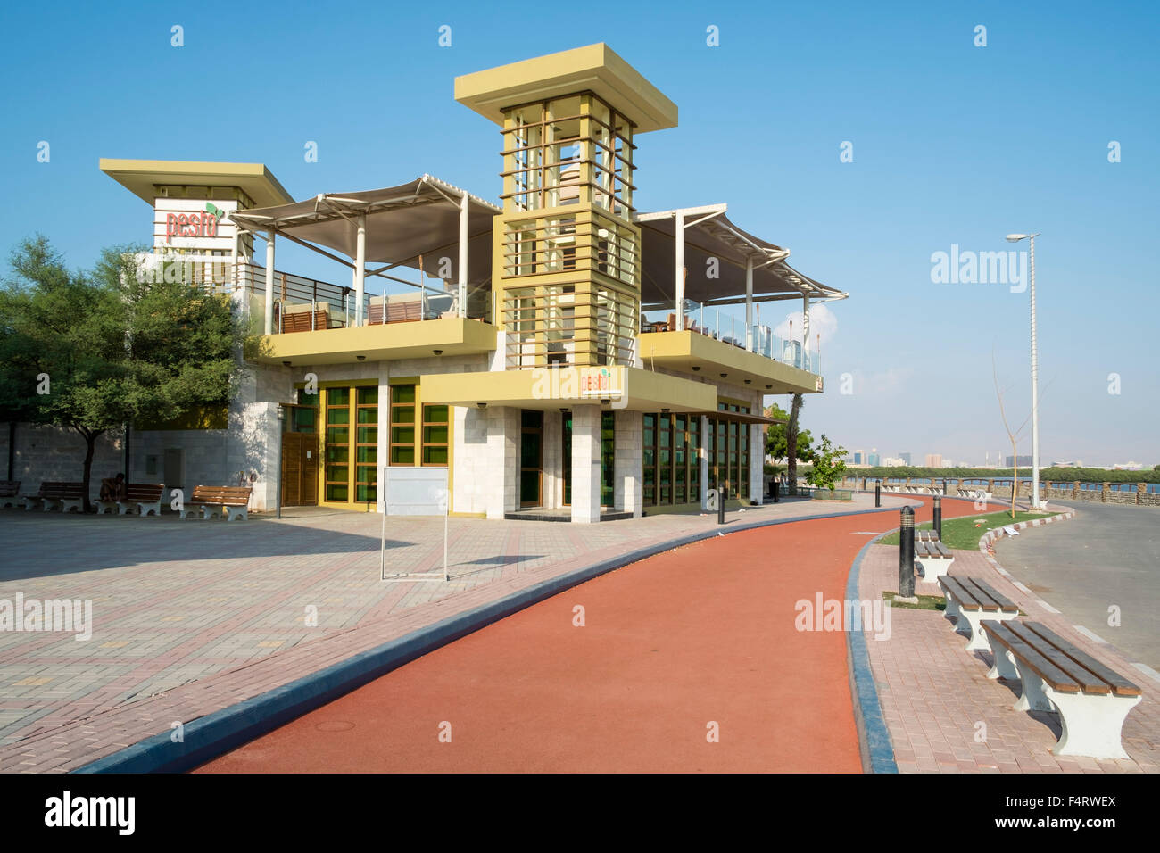 Moderno padiglione pubblici edifici sulla Corniche a Ras al Khaimah (RAK) emirato negli Emirati Arabi Uniti Foto Stock