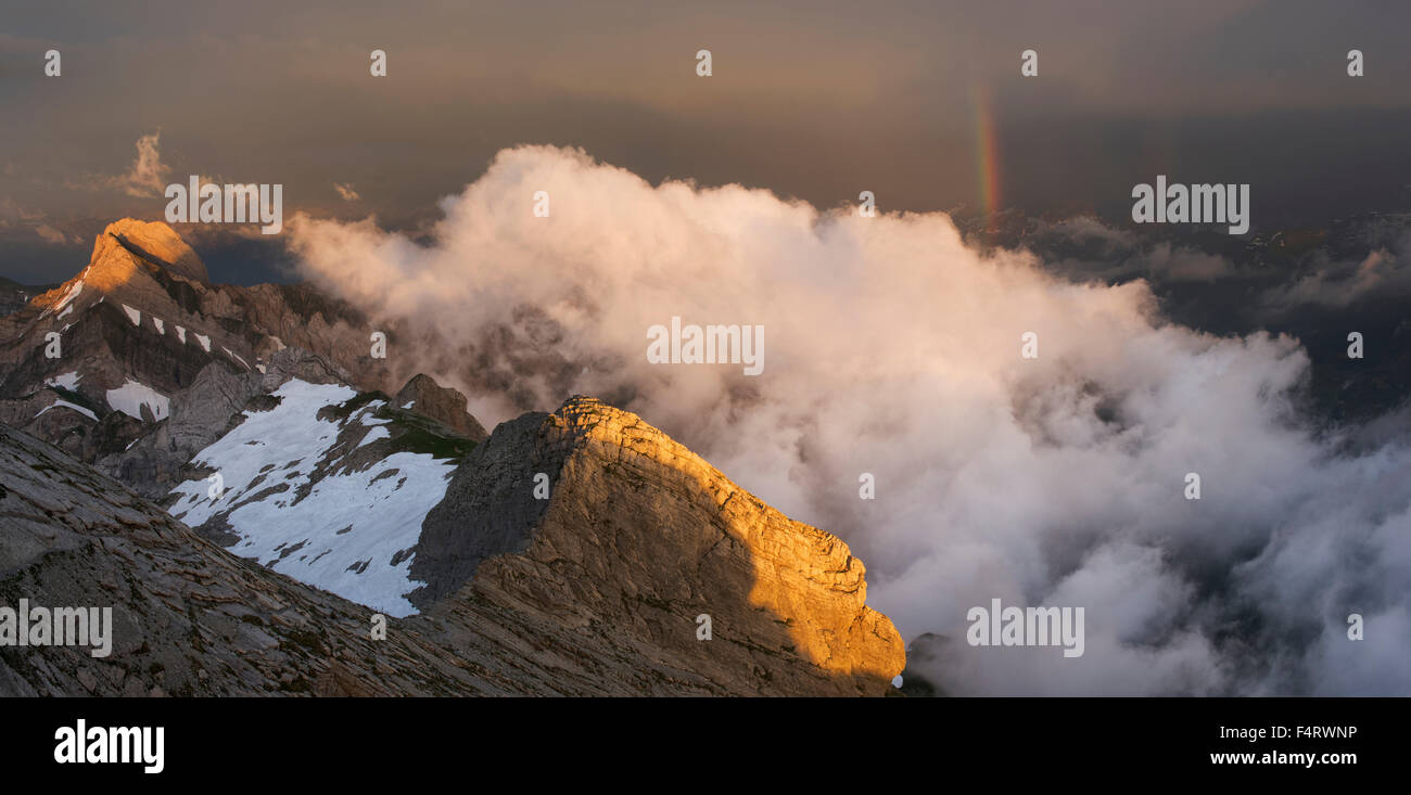 L'Europa, la Svizzera, Appenzell, Mount Saentis, mount Altmann di arcobaleno sull Alpstein Foto Stock
