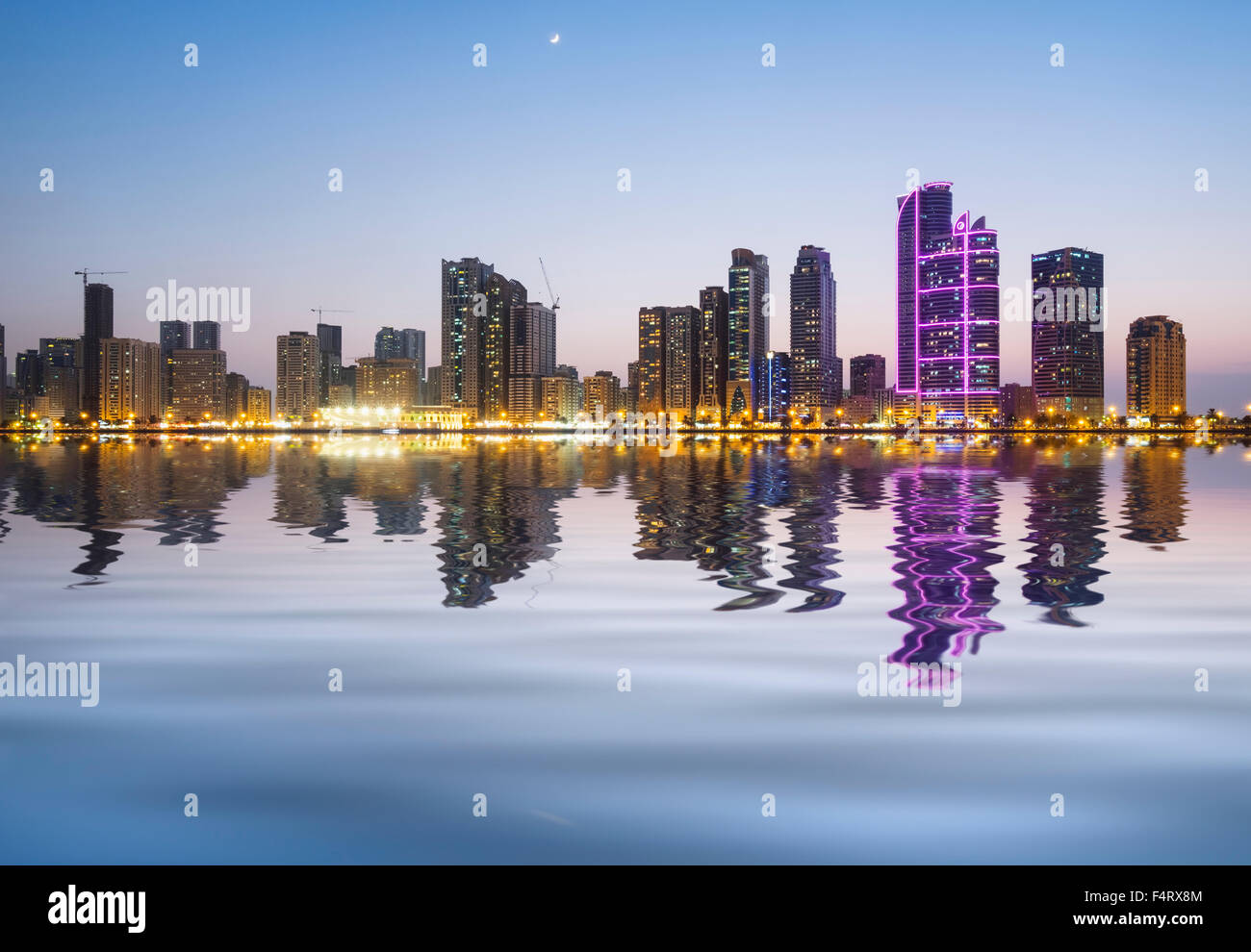 Sera vista sullo skyline di alto e moderno appartamento edifici sulla Corniche in Sharjah Emirati Arabi Uniti Foto Stock