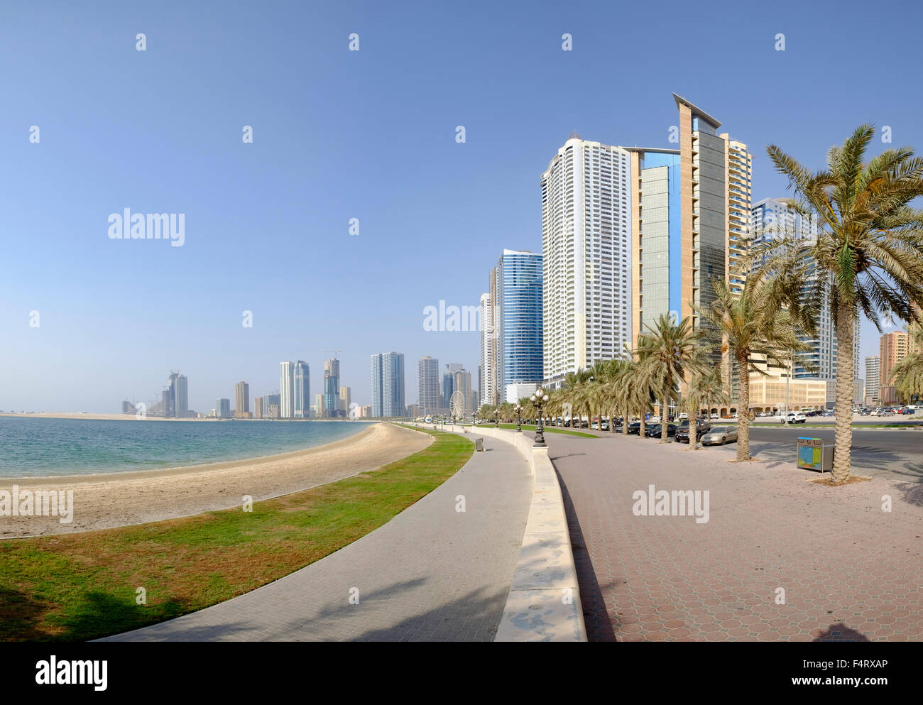 Vista lungo la promenade di Corniche in Sharjah Emirati Arabi Uniti Foto Stock