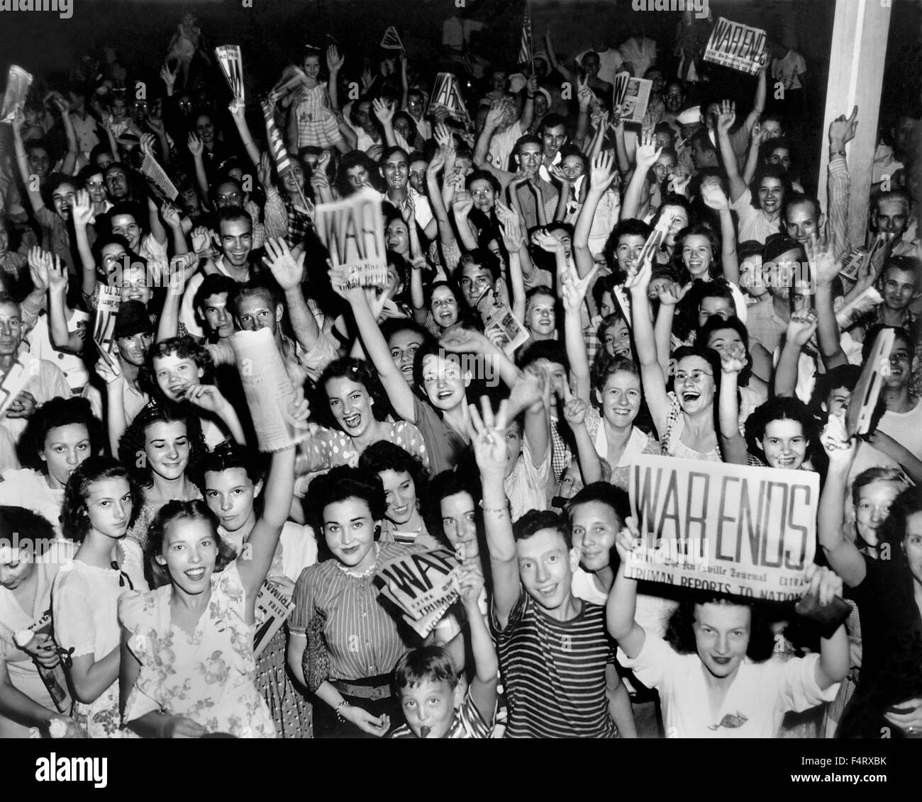 La vittoria sul Giappone Giorno (V-j giorno) celebrazione in Jackson Square nel centro cittadino di Oak Ridge. Agosto 1945. Quando la prima bomba atomica wa Foto Stock