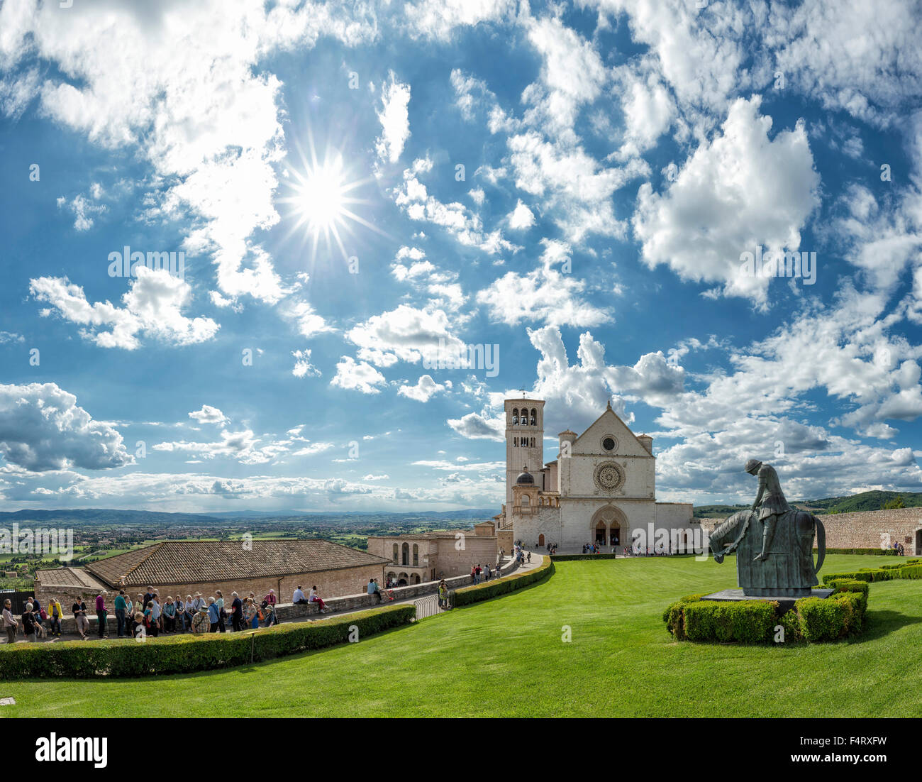 L'Italia, Europa, Assisi, Umbria, Basilica di San Francesco d'Assisi, la chiesa, il monastero, molla, persone Foto Stock