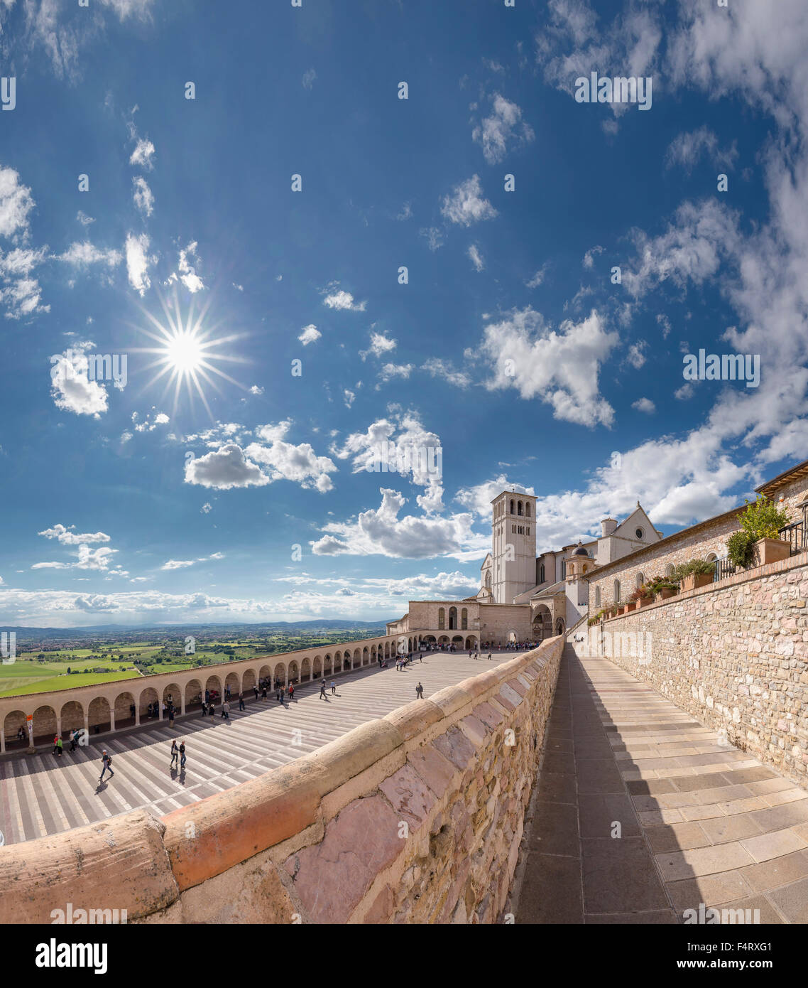 L'Italia, Europa, Assisi, Umbria, Basilica di San Francesco d'Assisi, la chiesa, il monastero, molla, persone Foto Stock