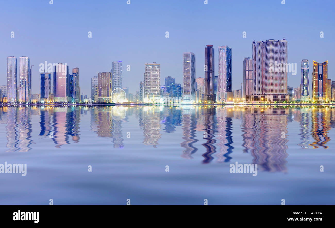Notte vista sullo skyline di alto e moderno appartamento edifici lungo la corniche in Sharjah Emirati Arabi Uniti Foto Stock Notte vista sullo skyline di alto e moderno appartamento edifici lungo la corniche in Sharjah Emirati Arabi Uniti Foto Stock