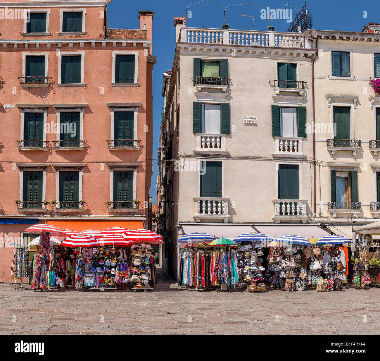 L'Italia, Europa, Venezia, Venezia, Veneto, Riva degli Schiavoni, turistiche, posta indesiderata, stallo del mercato, souvenir, villaggio, estate, Foto Stock