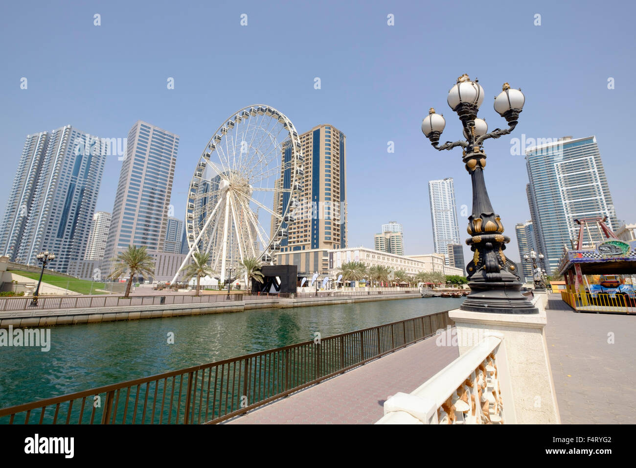 Vista di Eye of the Emirates ruota panoramica Ferris e Al Qasba entertainment district in Sharjah Emirati Arabi Uniti Foto Stock