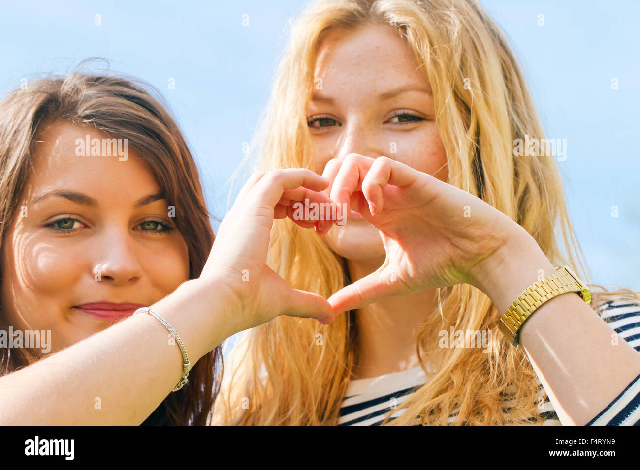 Due ragazze rendendo un dito cuore Foto Stock