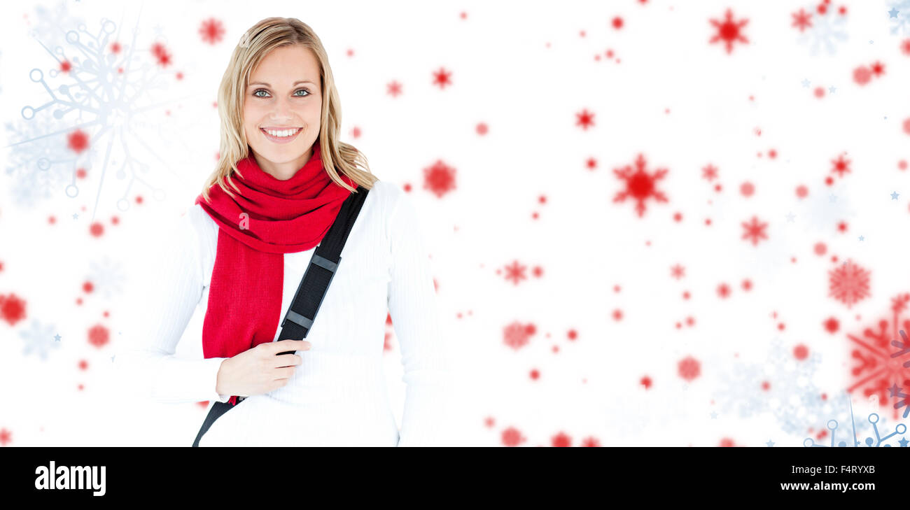 Immagine composita del ritratto di un entusiasta studente con sciarpa sorridente verso la telecamera Foto Stock
