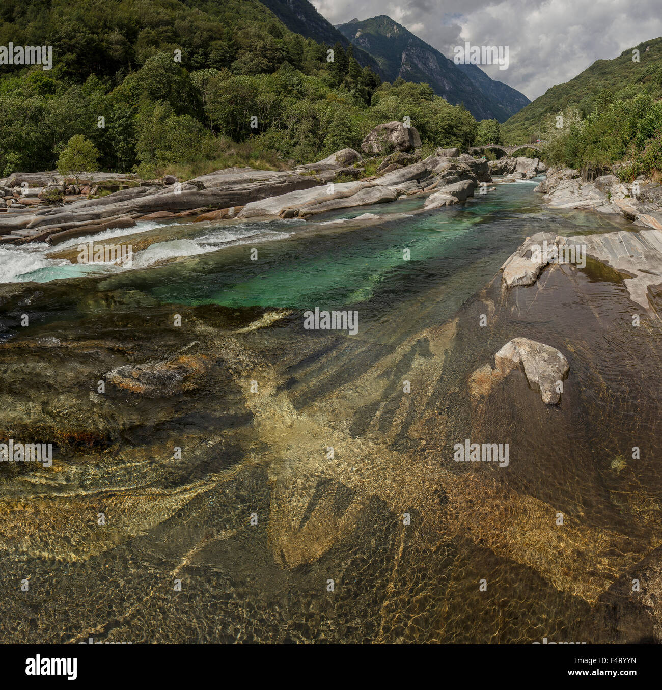 La Svizzera, Europa, Lavertezzo, Ticino, sul fiume Verzasca, paesaggio, acqua, estate, montagne, colline, Foto Stock