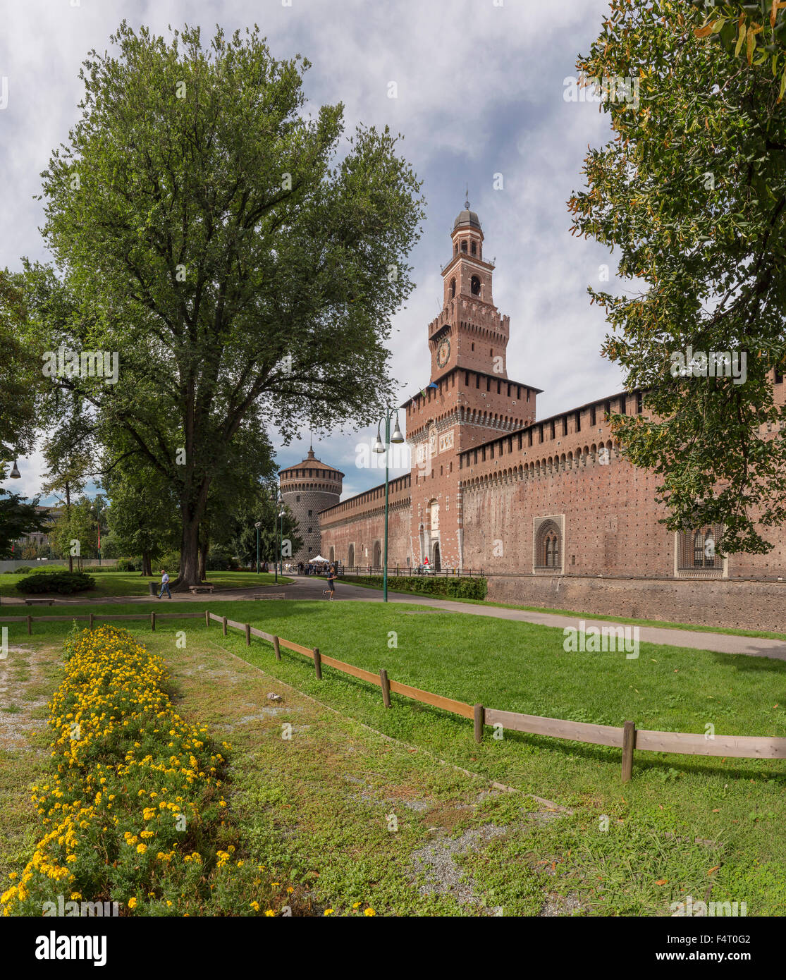 L'Italia, Europa, Milano, lombardia, Castello Sforzesco, castello, campo, prati, alberi, estate, persone Foto Stock