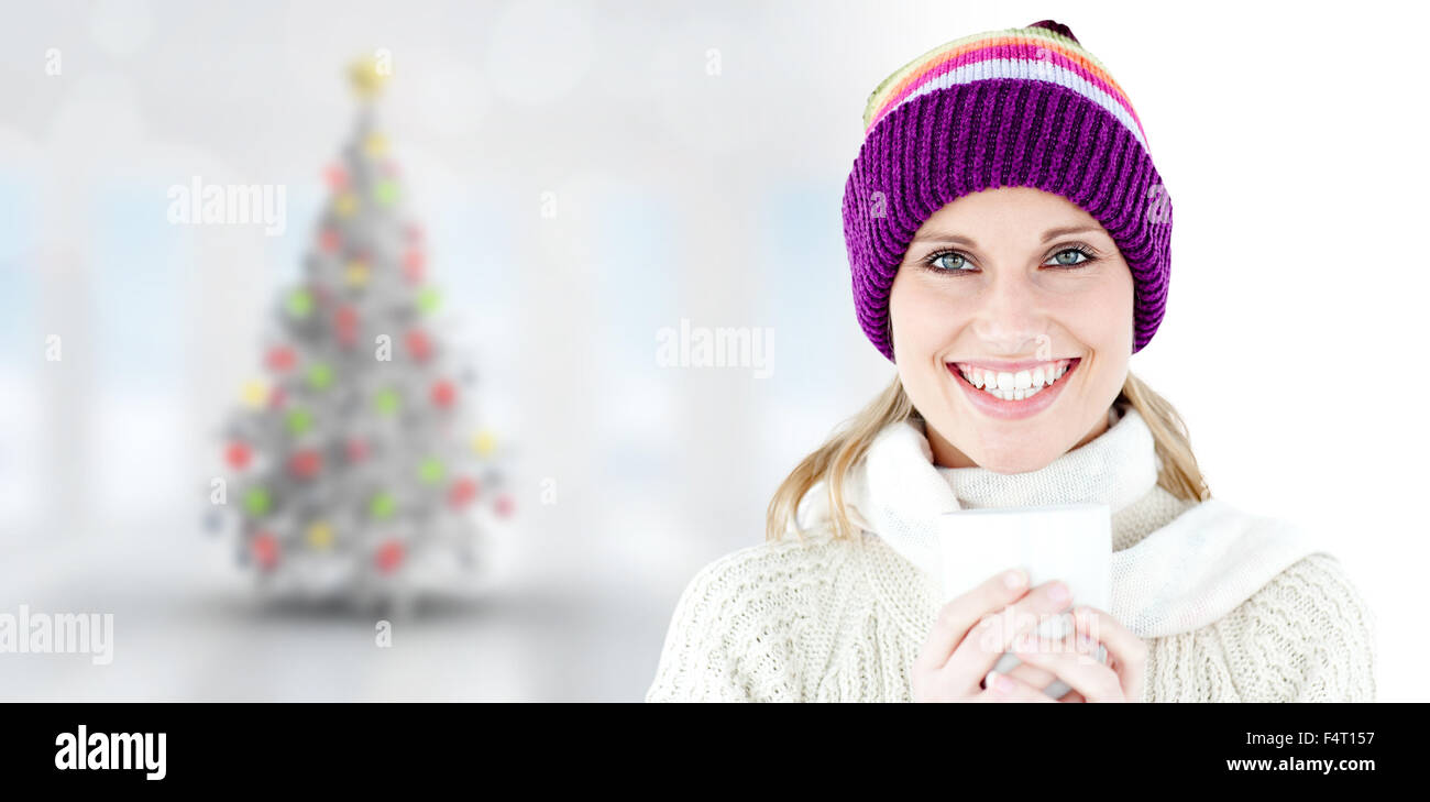 Immagine composita di incandescente donna che indossa un maglione bianco e un colorato hat contro backgrou bianco Foto Stock