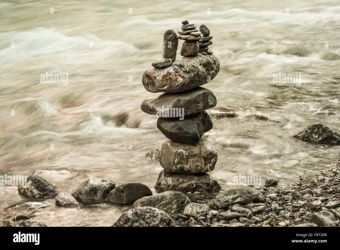 Regione di Allgäu, bavarese, mountain brook, Germania, Europa, mark, Oybach, Oytal, pietre, cairn, pietra pila, acqua, contrassegno di circolazione su strada Foto Stock