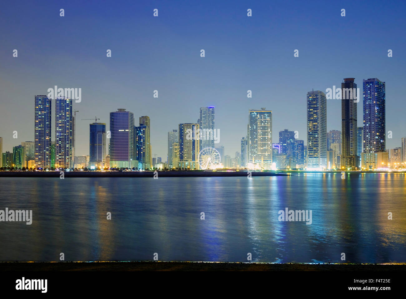 Notte vista sullo skyline di spiaggia e alto e moderno appartamento edifici lungo la corniche in Sharjah Emirati Arabi Uniti Foto Stock Notte vista sullo skyline di spiaggia e alto e moderno appartamento edifici lungo la corniche in Sharjah Emirati Arabi Uniti Foto Stock