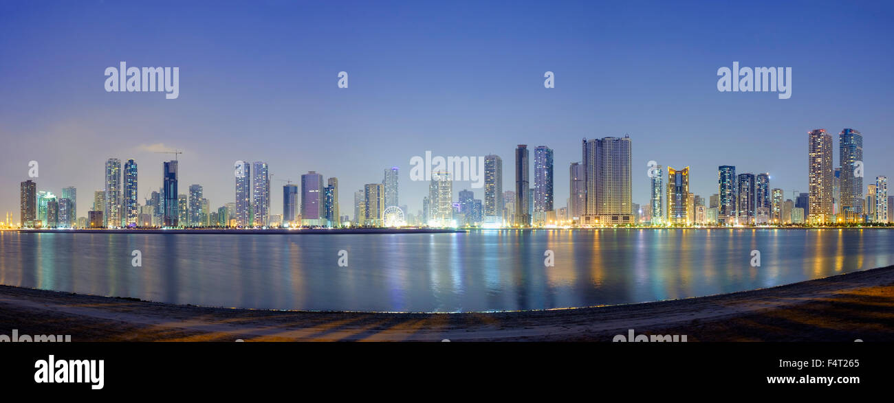 Notte vista sullo skyline di spiaggia e alto e moderno appartamento edifici lungo la corniche in Sharjah Emirati Arabi Uniti Foto Stock Notte vista sullo skyline di spiaggia e alto e moderno appartamento edifici lungo la corniche in Sharjah Emirati Arabi Uniti Foto Stock