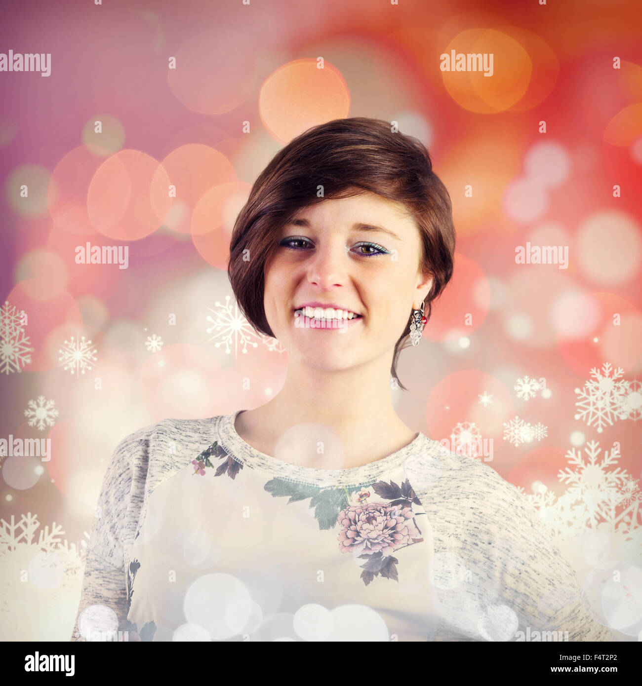 Immagine composita della bella bruna sorridente in telecamera Foto Stock