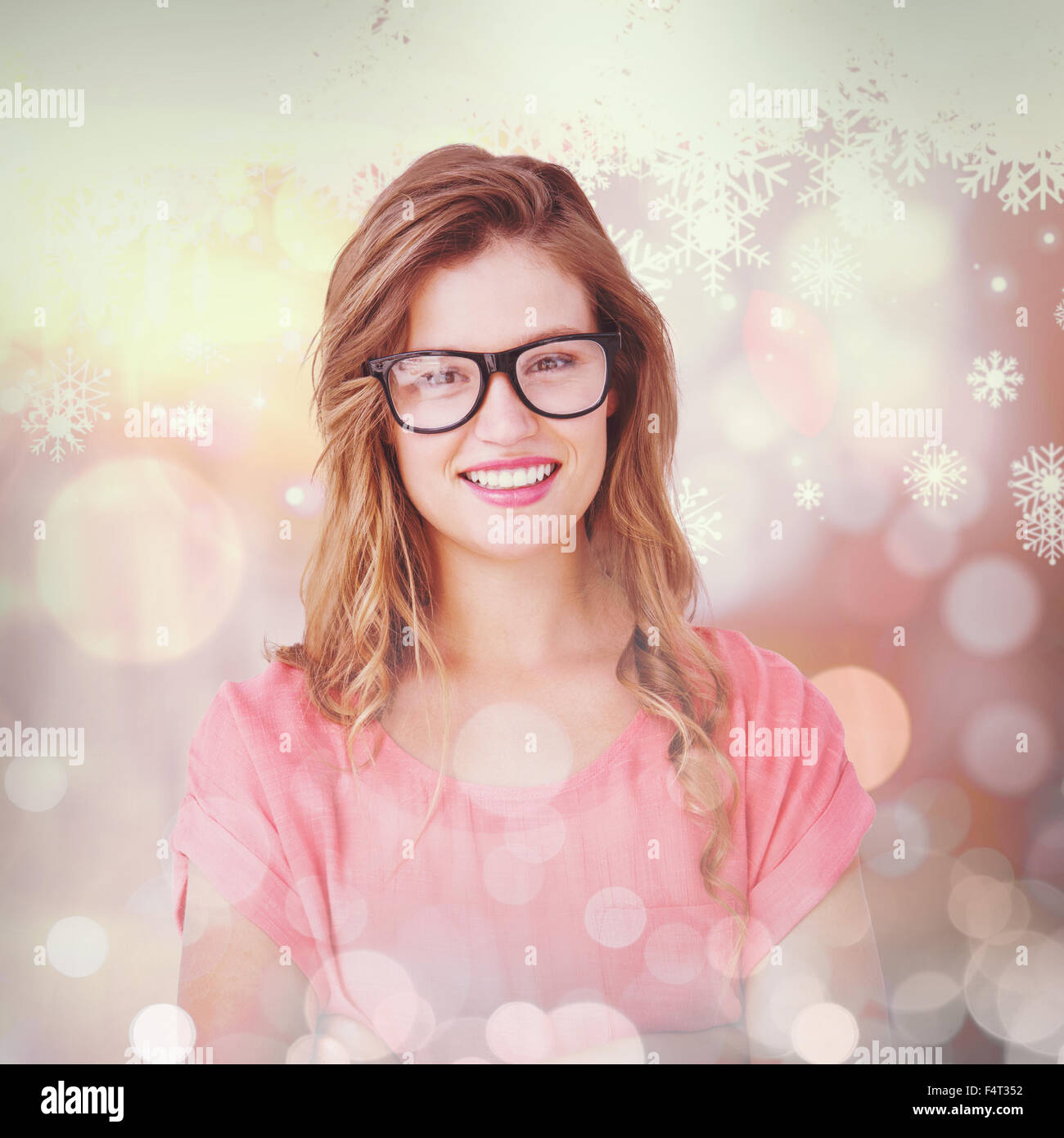 Immagine composita di pretty geeky hipster sorridente in telecamera Foto Stock