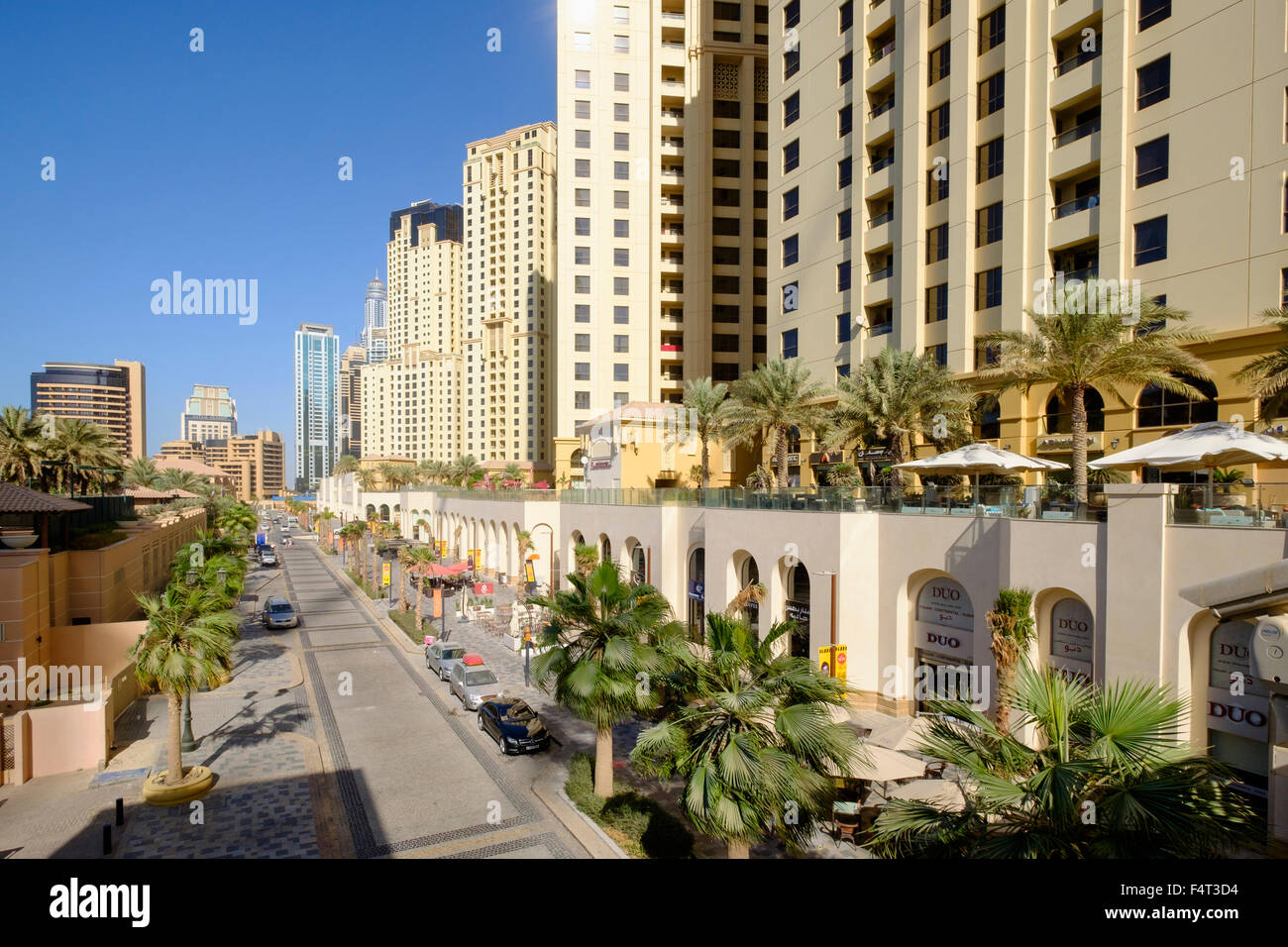 Vista lungo la passeggiata mangiare e fare shopping street al Jumeirah Beach Residence (JBR) nel quartiere Marina di Dubai United Arab Emirat Foto Stock