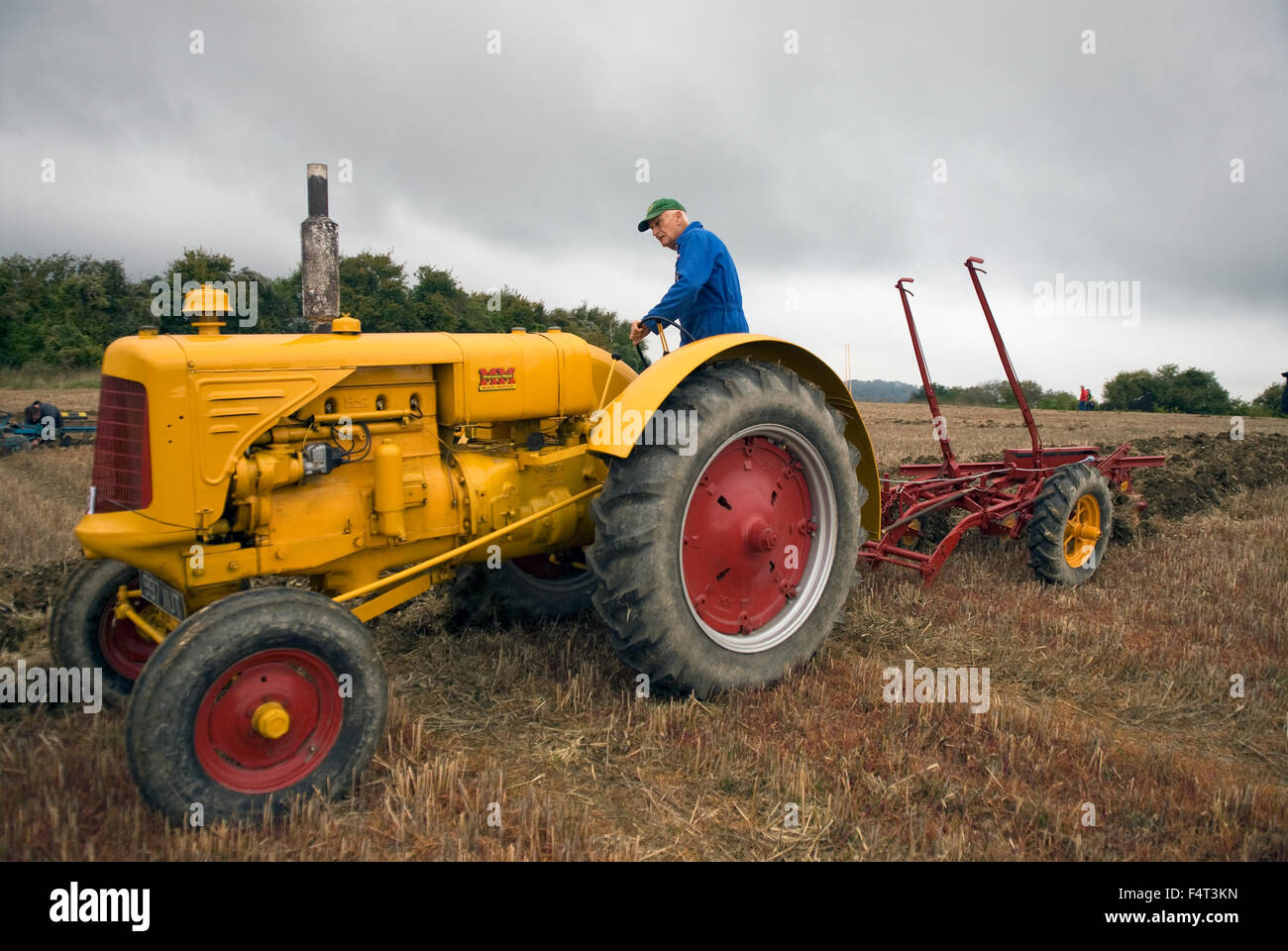 Agricoltore competere nel Nord Est Hants associazione agricola l'aratura Match 2015, Selborne, Alton, HAMPSHIRE, Regno Unito. Foto Stock
