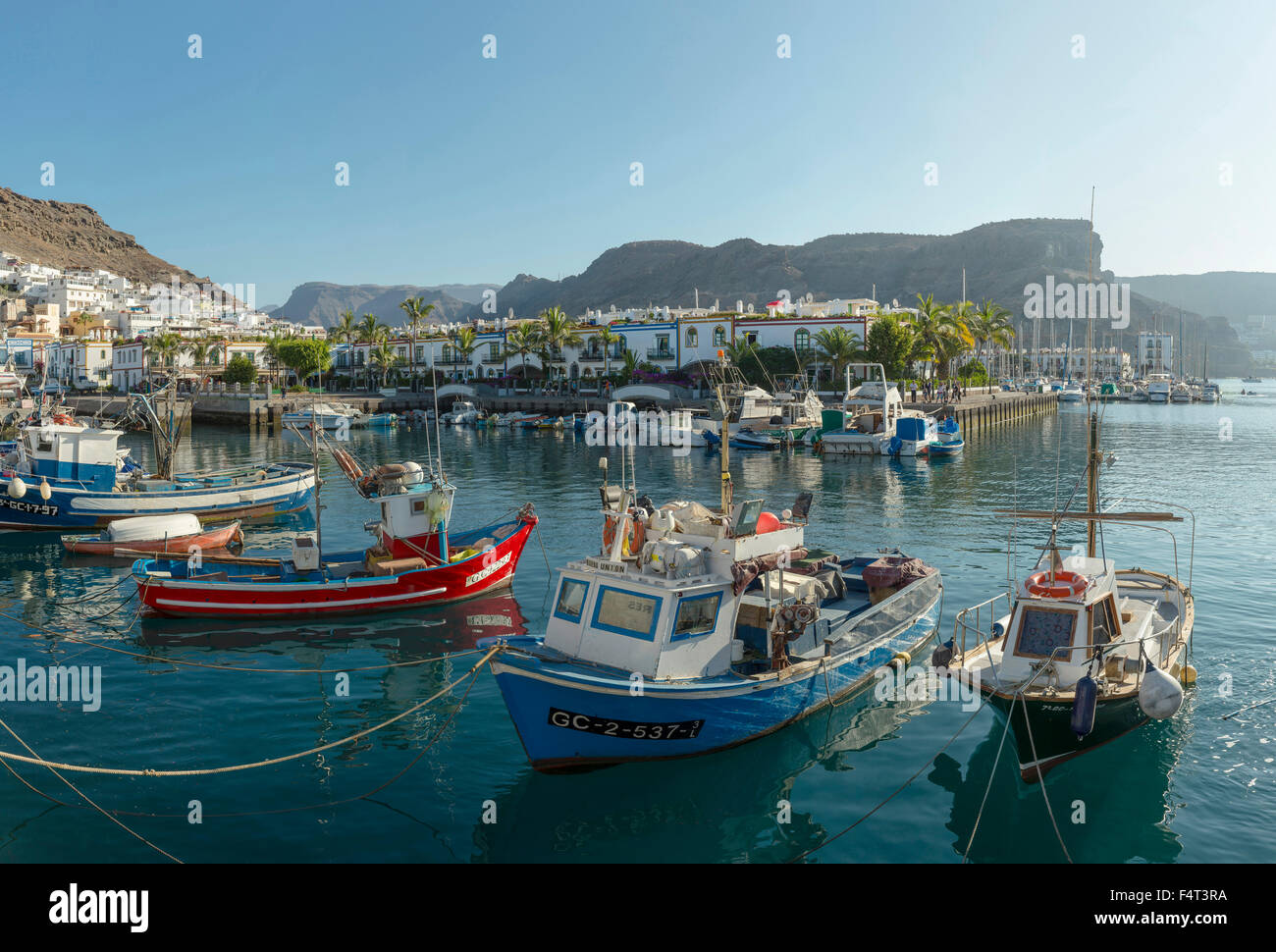 Spagna, Europa, Puerto de Mogan, Gran Canaria Isole Canarie, piccolo porto, città, villaggio, acqua, estate, navi, barca, Foto Stock