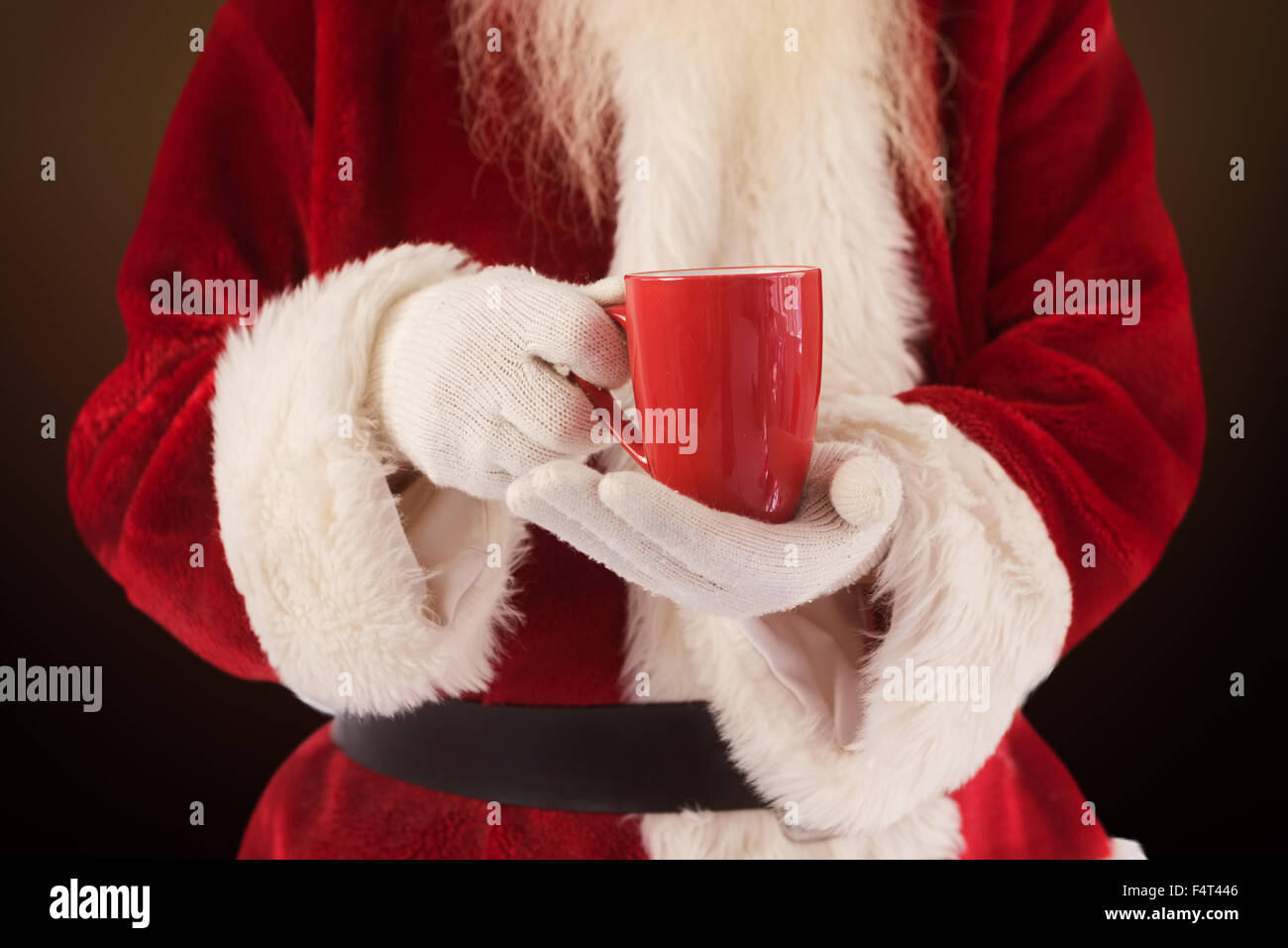 Immagine composita di santa tiene un bicchiere di rosso Foto Stock