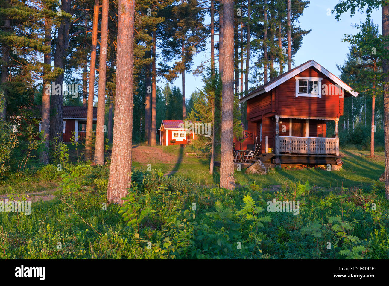 DALARNA Svezia sulla luglio 02, 2015. Vista di un legname, log cabin, lodge al tramonto. Prato intorno all'edificio. Uso editoriale. Foto Stock