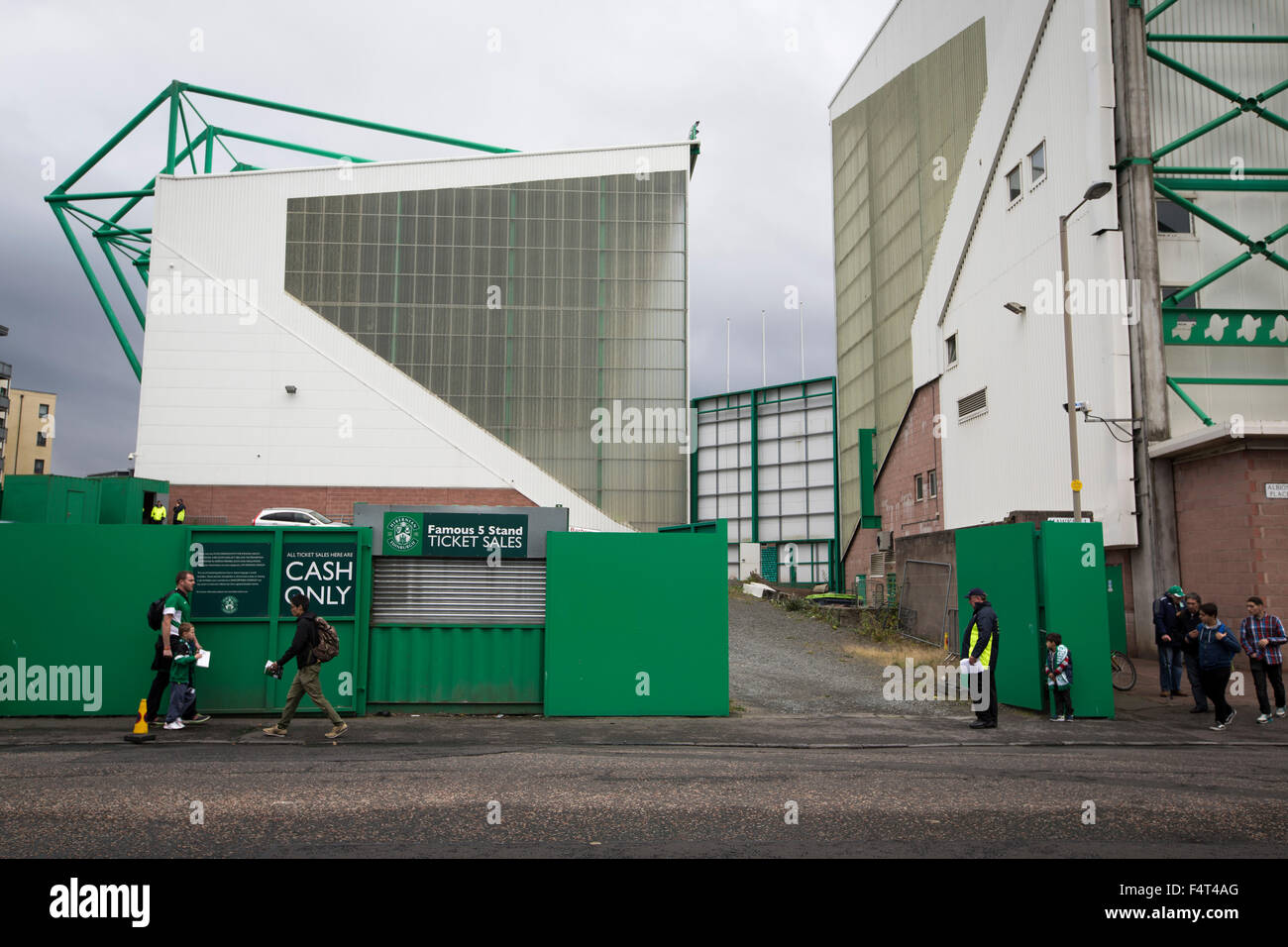 Ventole fanno il loro cammino verso la terra in Easter Road Stadium prima del campionato scozzese match tra Hibernian e visitatori Alloa Athletic. La squadra di casa ha vinto il gioco da 3-0, sorvegliato da una folla di 7,774. È stato il club di Edimburgo la seconda stagione nel secondo livello del calcio scozzese a seguito di una loro retrocessione dalla Premiership nel 2013-14. Foto Stock