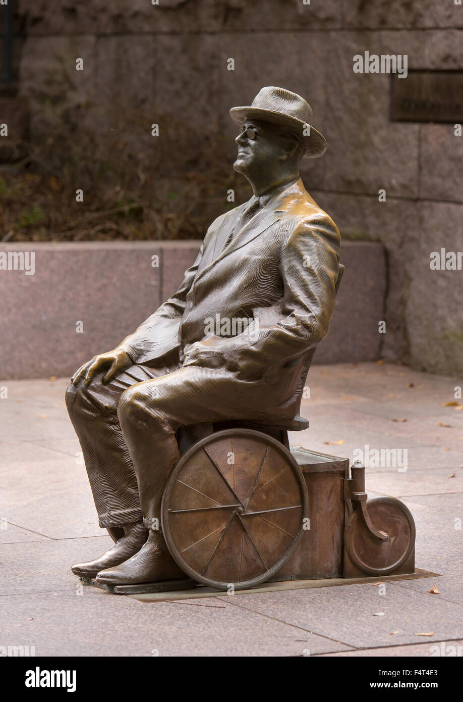 WASHINGTON, DC, Stati Uniti d'America - Franklin Roosevelt Memorial. Statua di bronzo di FDR in sedia a rotelle. Foto Stock