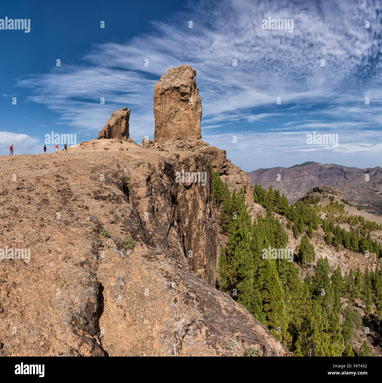 Spagna, Europa, Tejeda, Gran Canaria Isole Canarie, Roque Nublo, paesaggio, estate, montagne, colline, persone Foto Stock