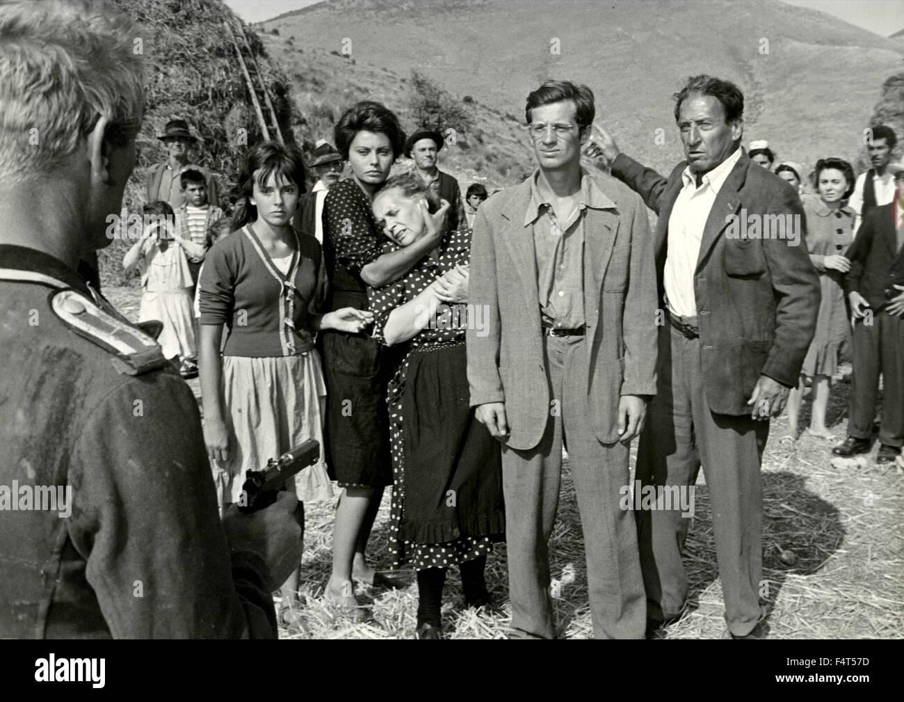 Scena del film "La Ciociara" con gli attori Sophia Loren e Jean-Paul Belmondo, Italia e Francia Foto Stock