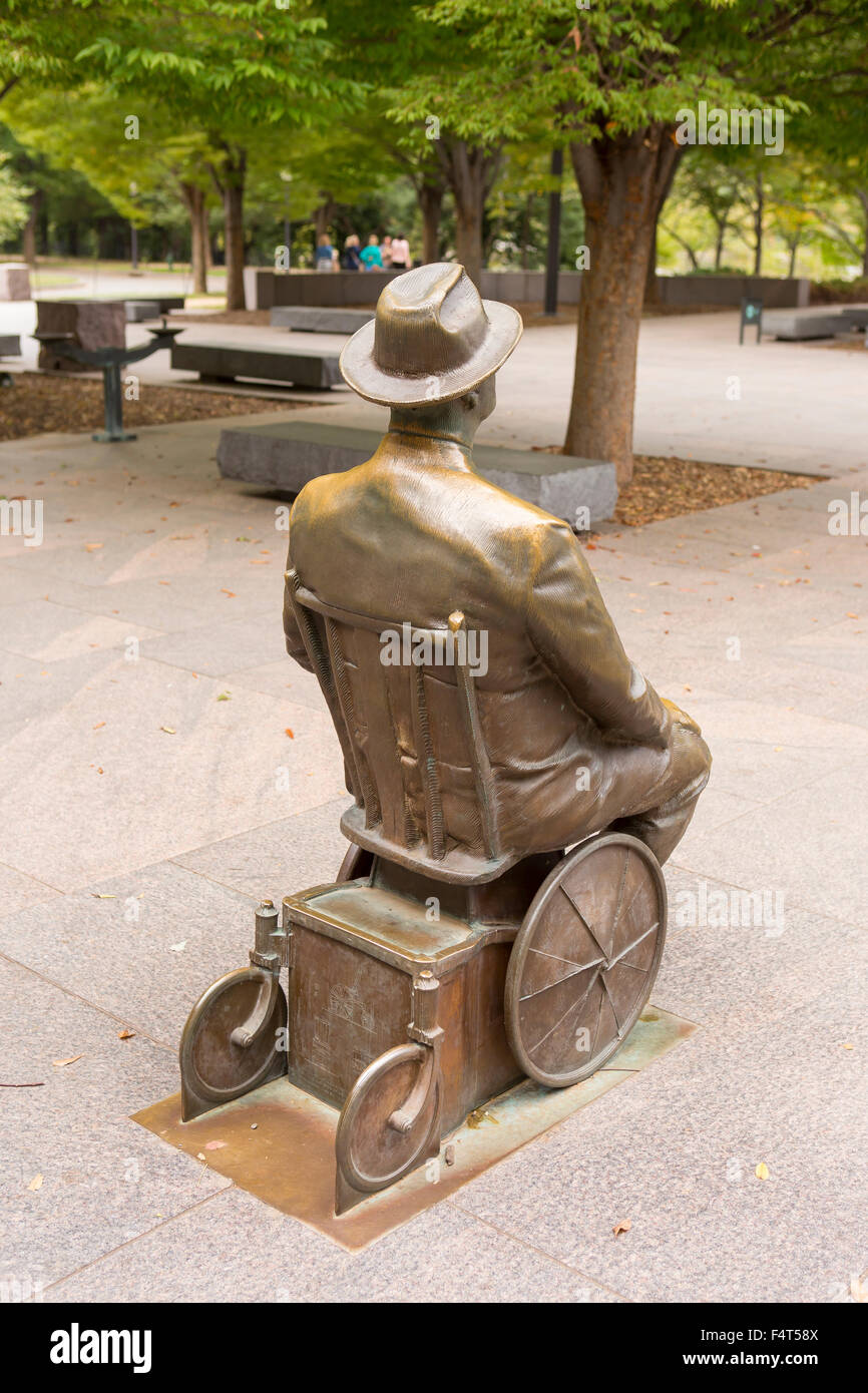 WASHINGTON, DC, Stati Uniti d'America - Franklin Roosevelt Memorial. Statua di bronzo di FDR in sedia a rotelle. Foto Stock