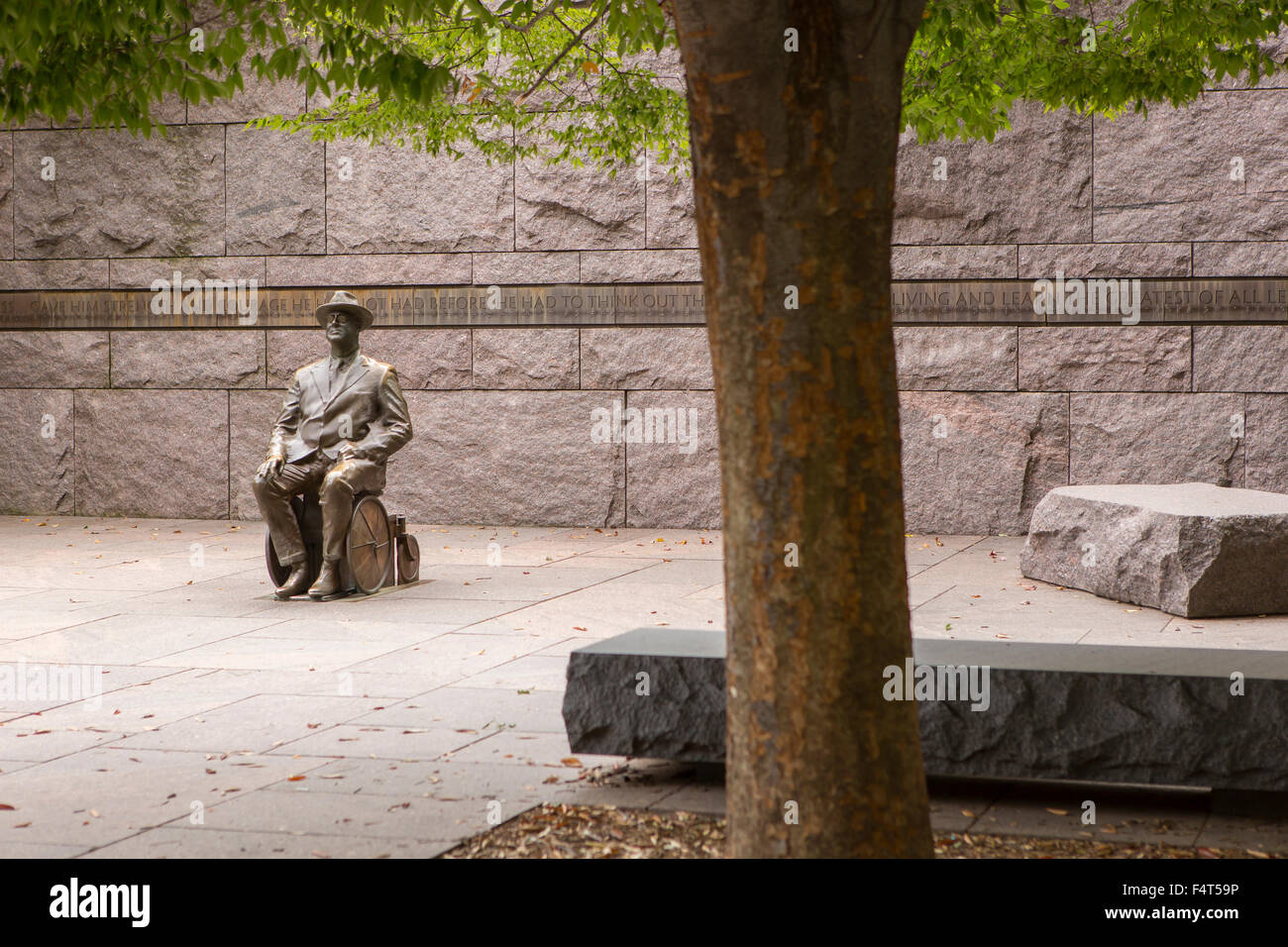 WASHINGTON, DC, Stati Uniti d'America - Franklin Roosevelt Memorial. Statua di bronzo di FDR in sedia a rotelle. Foto Stock