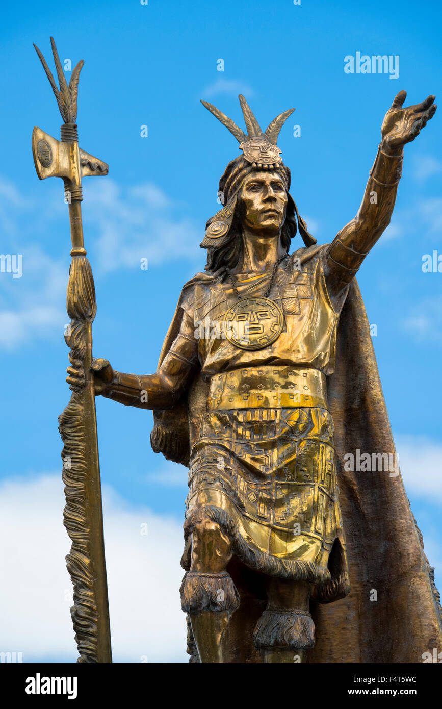 Sud America, America Latina, Ande, Perù Cusco, statua sulla Plaza des Armas Foto Stock