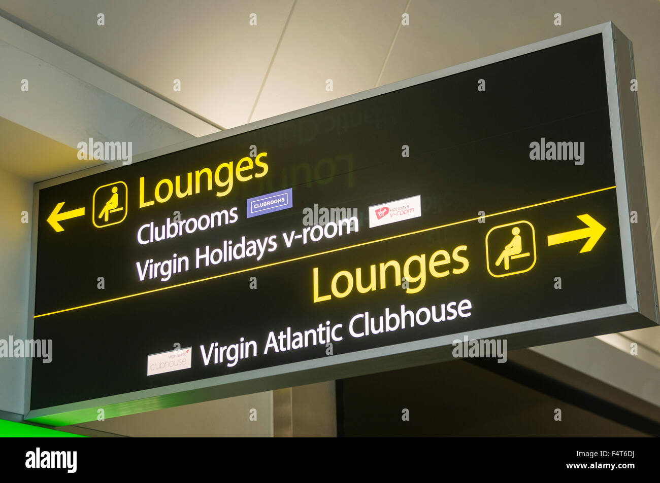 Segni di dare le indicazioni per aeroporto di saloni, compresa la Virgin Holidays V-room e Atlantic Clubhouse Foto Stock