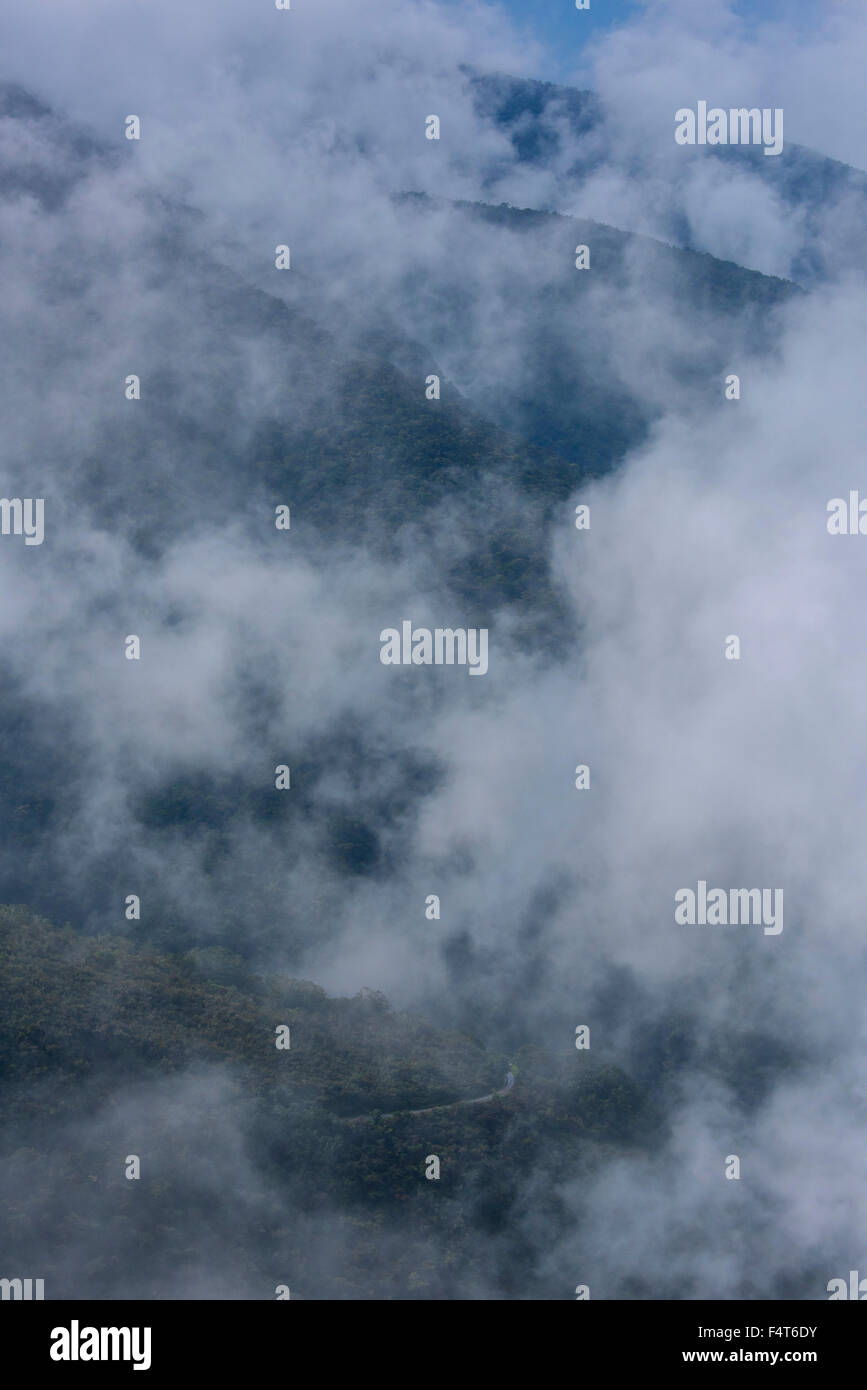 Sud America, America Latina, Perù, Parco Nazionale del Manu, vista dal cloud forest alla giungla amazzonica Foto Stock