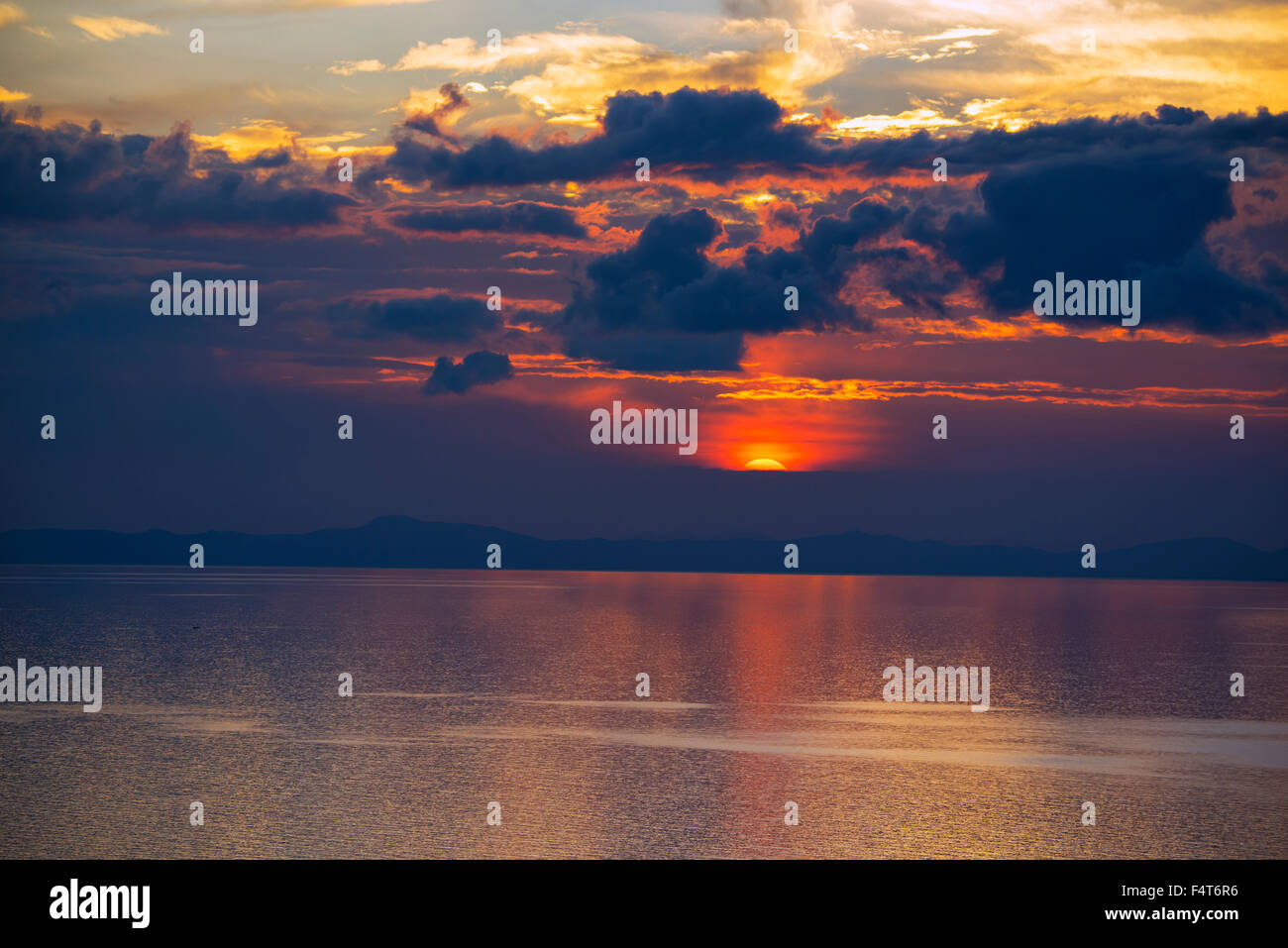 Sud America, America Latina, Perù Lago Titicaca, Isola di Suasi, tramonto Foto Stock