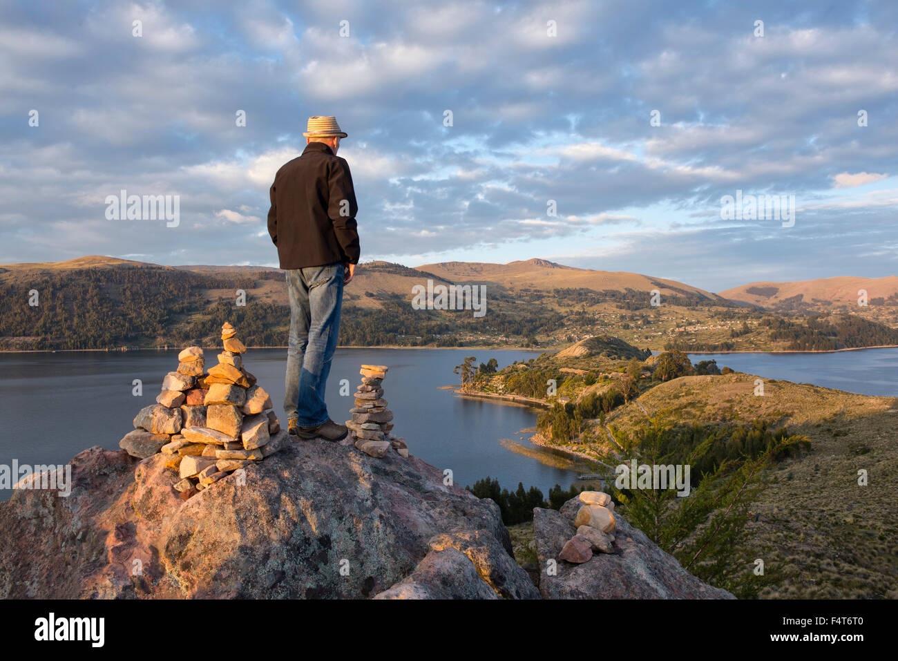 Sud America, America Latina, Perù Lago Titicaca, Suasi Isola, uomo in piedi al punto di vista su isola MR Foto Stock