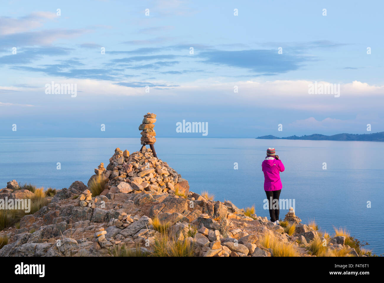 Sud America, America Latina, Perù Lago Titicaca, Isola di Suasi, donna sull isola di scattare foto, signor Foto Stock