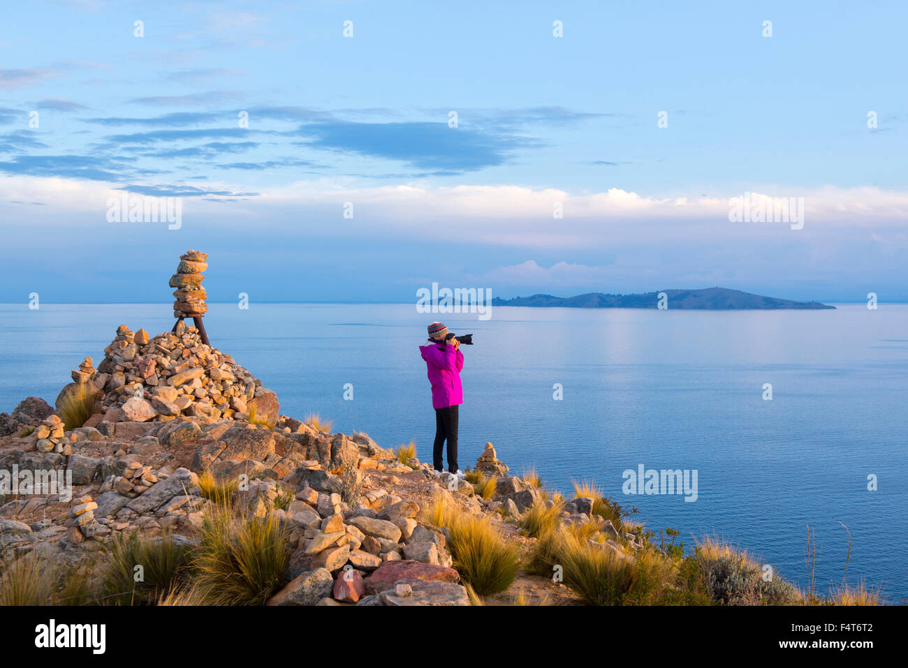 Sud America, America Latina, Perù Lago Titicaca, Isola di Suasi, donna fotografare sull isola, signor Foto Stock