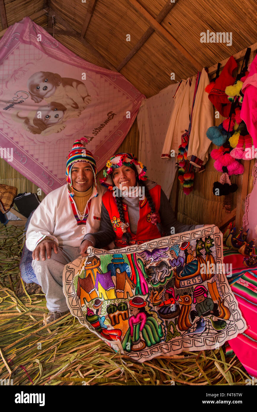 Sud America, America Latina, Perù, Puno, Isole Urus, Lago Tititaca, Uros floatin villaggi Foto Stock