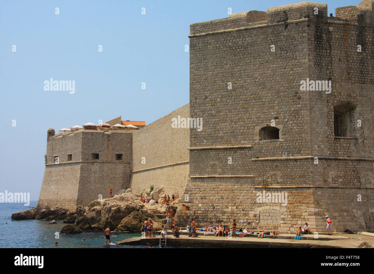 Croazia, Balcani, Balcani, Dubrovnik, Città Vecchia, Dalmazia, Europa, Porto, porto, mura, bagnanti, turismo, balneazione Foto Stock