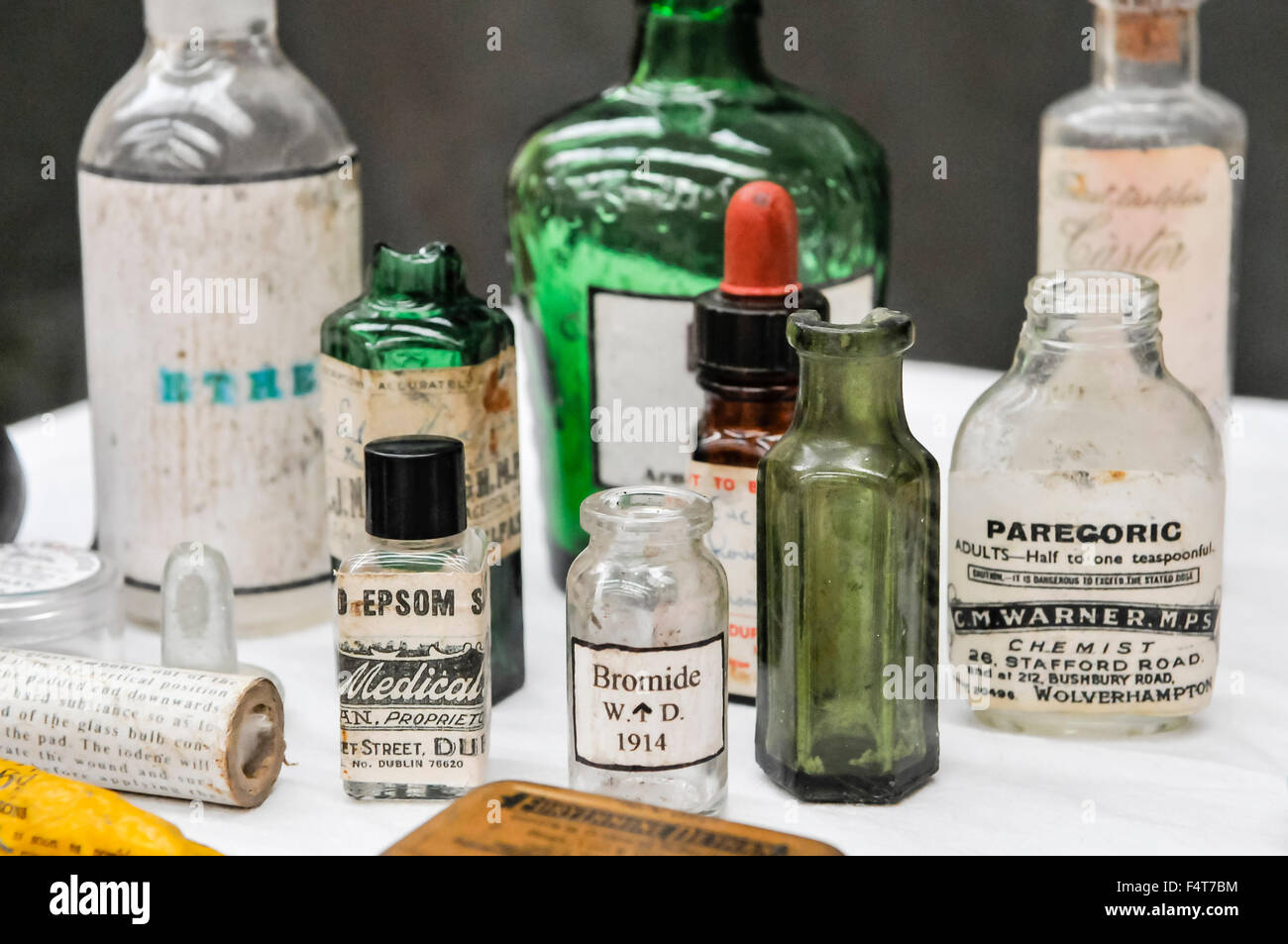 Selezione di bottiglie di medicina inclusi i sali di Epsom, bromuro e Paregoric (un oppiaceo utilizzato per il trattamento di diarrea) dal 1914 Foto Stock