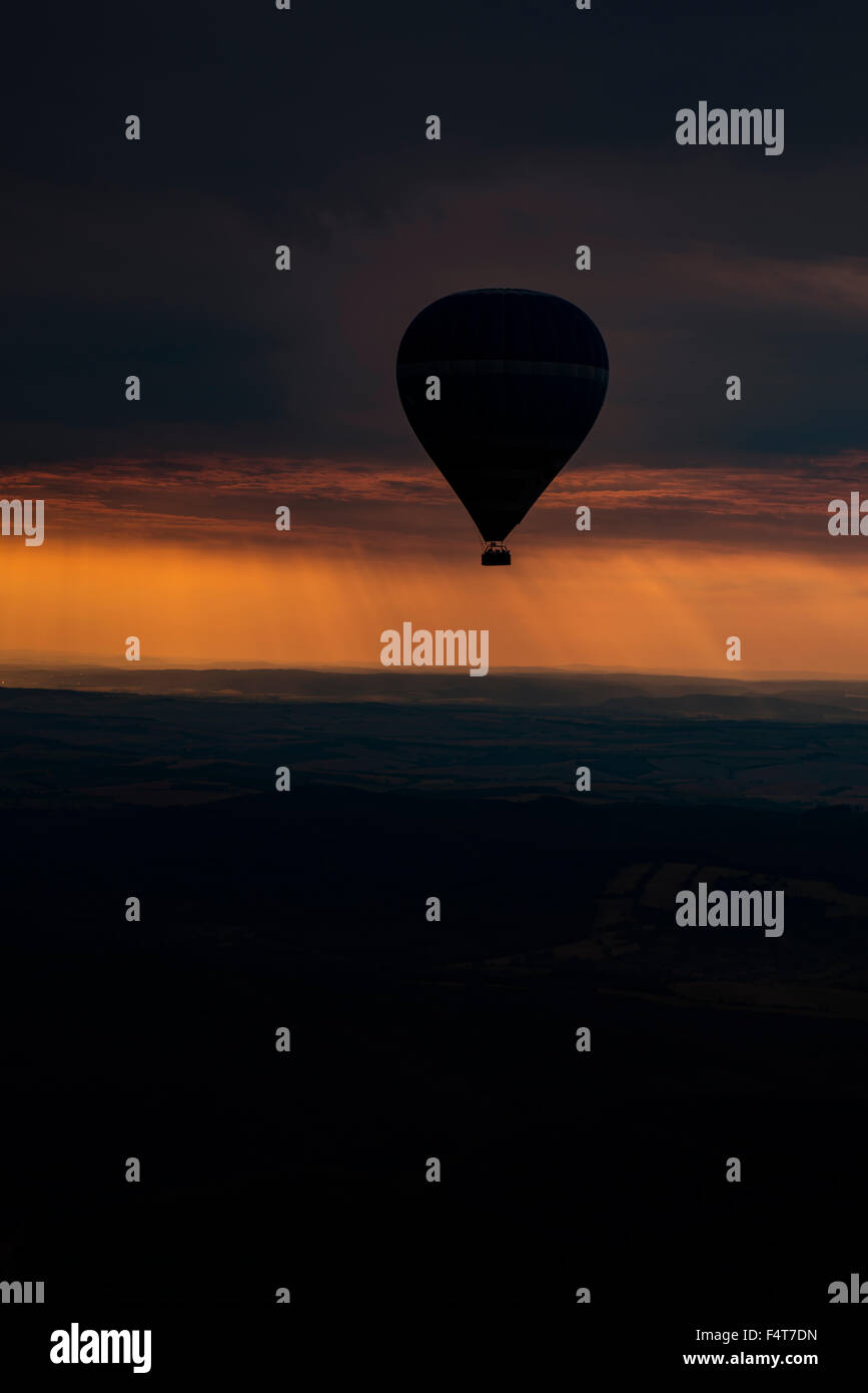 Mongolfiera floating al tramonto sopra il paesaggio, paesaggio, la superficie della terra, Horizon Foto Stock