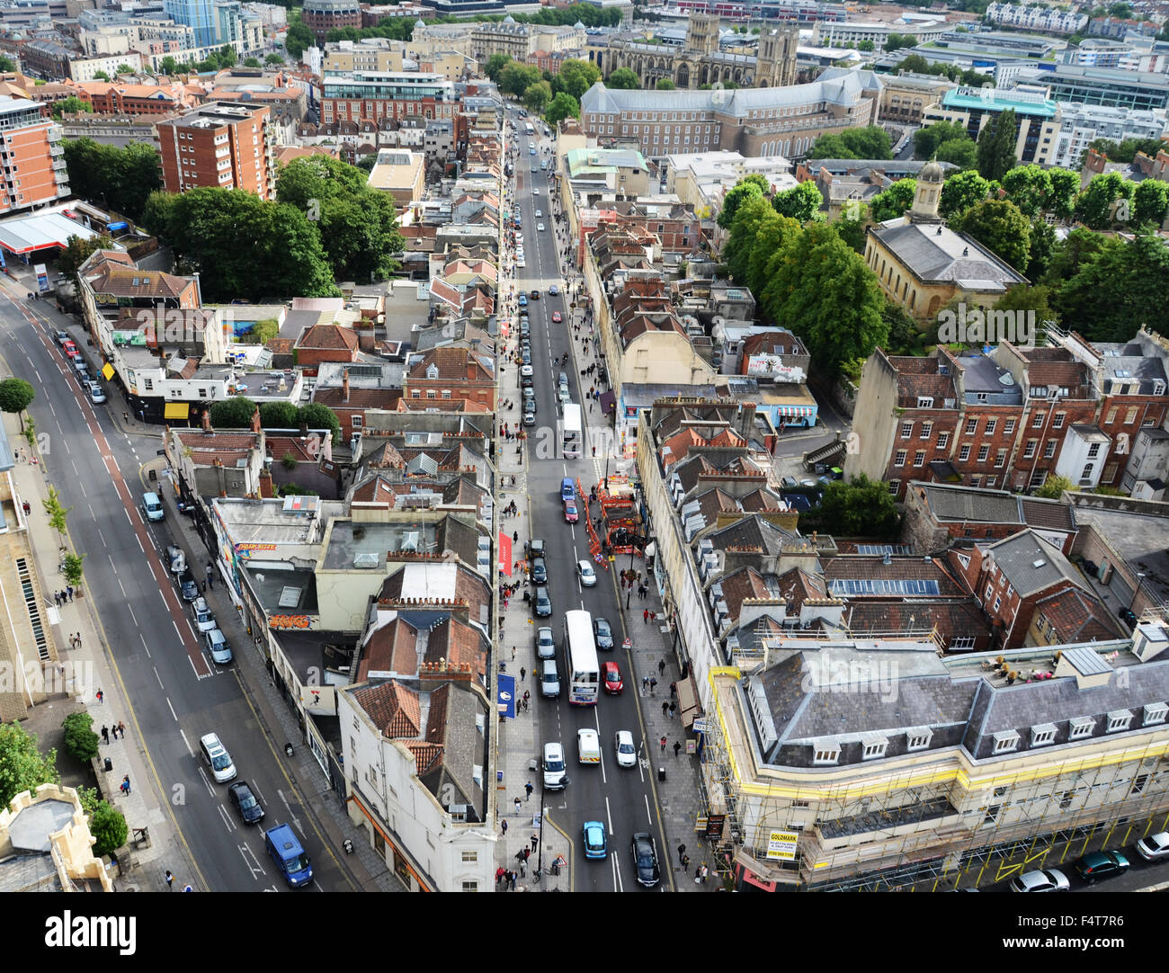 Vista da Wills Memorial Building's tower in Bristol guardando giù Park Street e in tutta la città Foto Stock