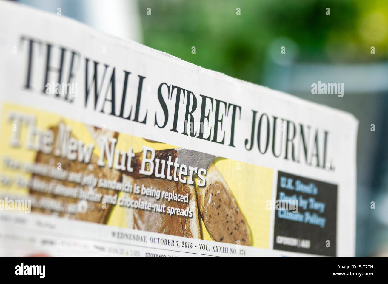 Il Wall Street Journal, tenuto durante la lettura Foto Stock