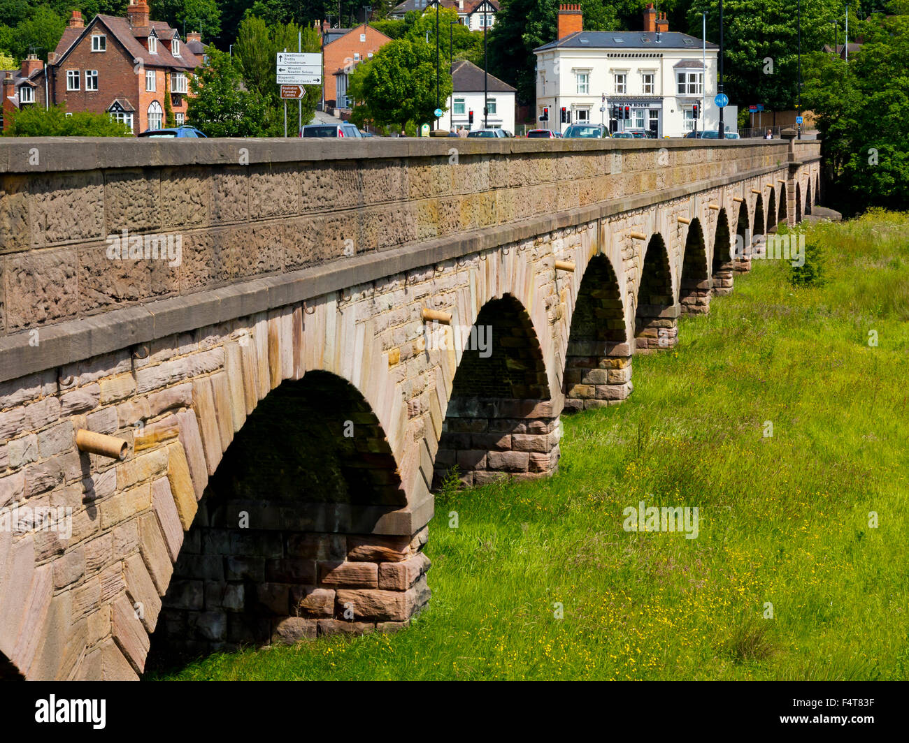 Le arcate in stile vittoriano di Trent Bridge in Burton upon Trent Staffordshire England Regno Unito costruito nel 1864 e progettato da J.S.Crossely Foto Stock