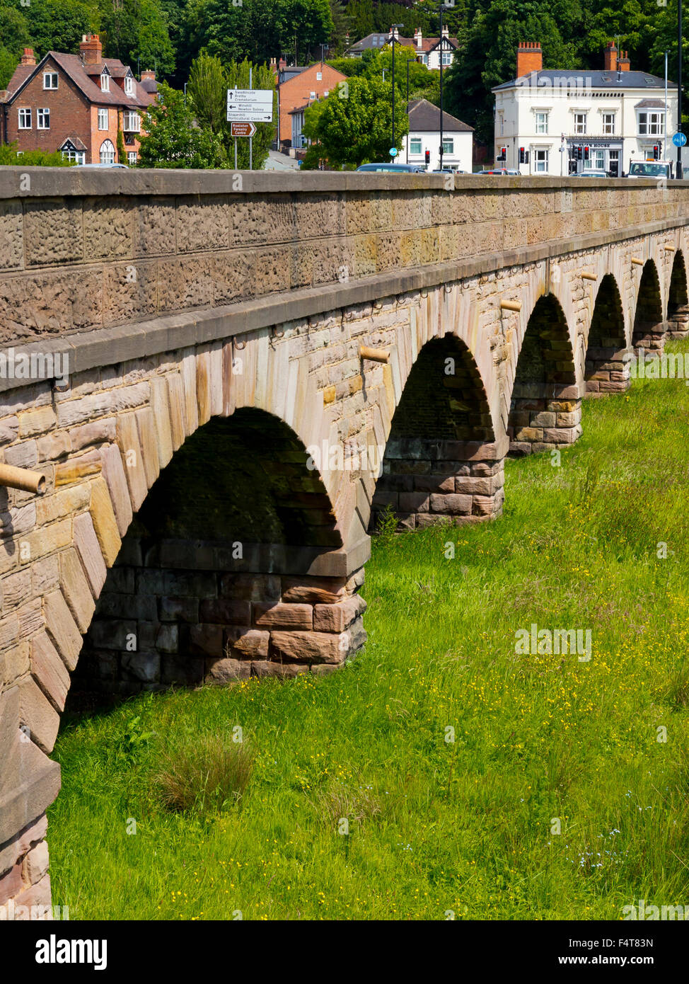 Le arcate in stile vittoriano di Trent Bridge in Burton upon Trent Staffordshire England Regno Unito costruito nel 1864 e progettato da J.S.Crossely Foto Stock