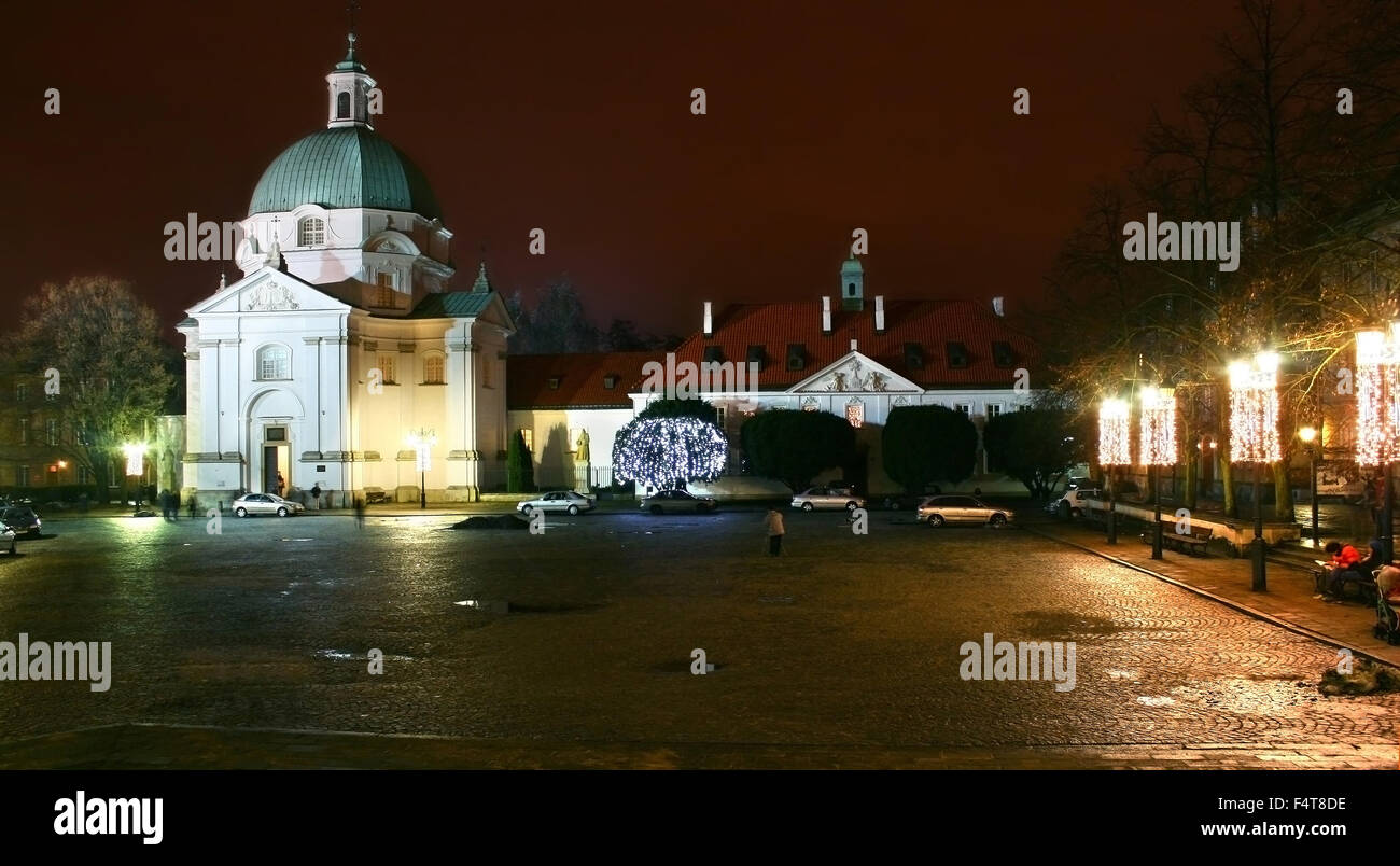 Nuova città mercato nel centro storico di Varsavia, Polonia, di notte con st. kazimierz chiesa Foto Stock
